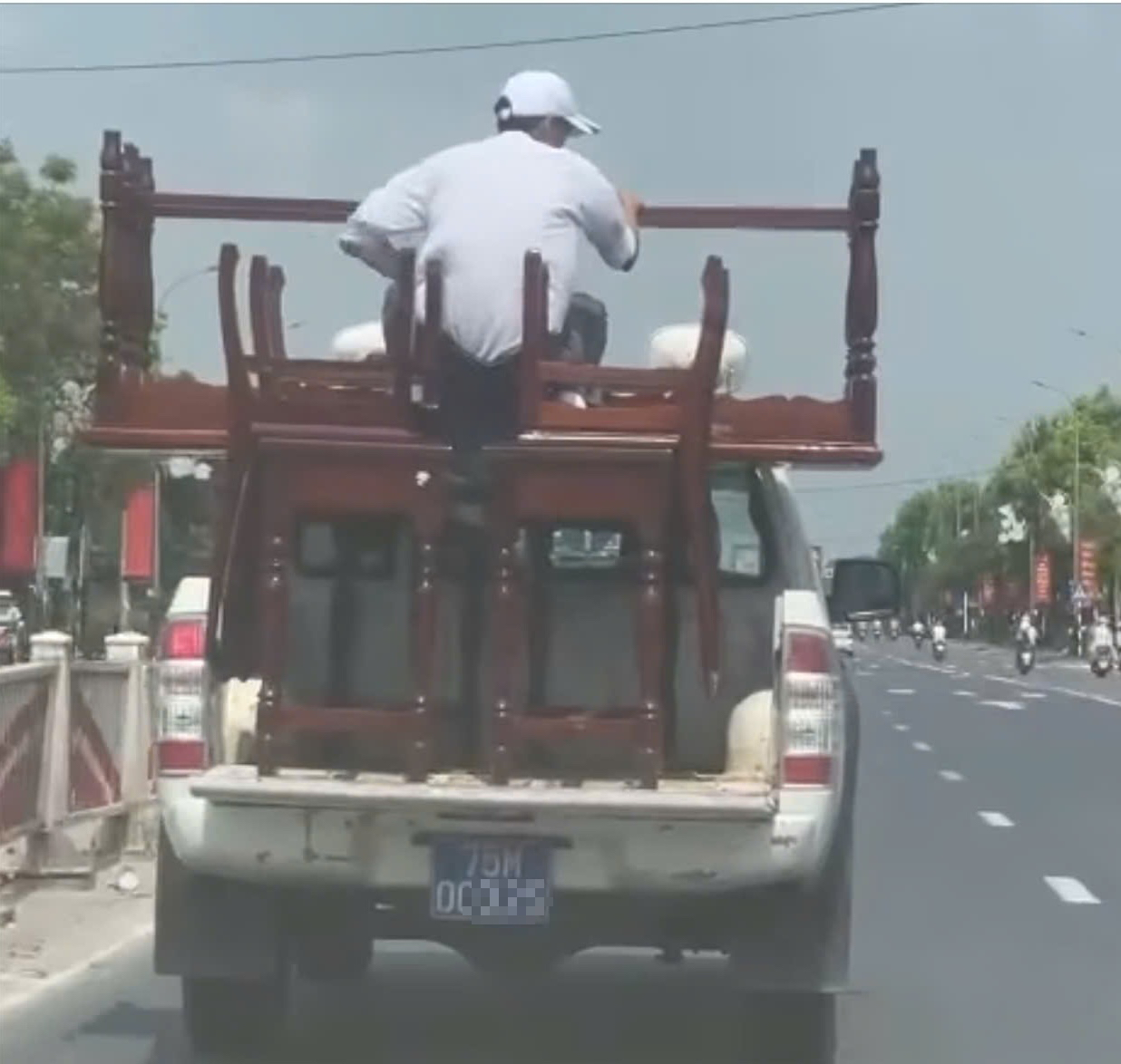 C&ocirc;ng an TP Huế xử phạt xe b&aacute;n tải chở người kh&ocirc;ng an to&agrave;n tr&ecirc;n Quốc lộ 1 - Ảnh 1.