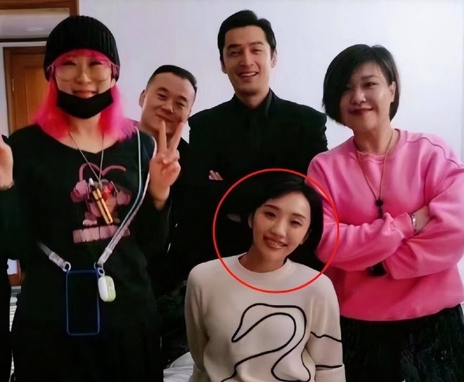 Con g&aacute;i chủ thầu x&acirc;y dựng "giả ngh&egrave;o" l&agrave;m trợ l&yacute; nghệ sĩ, cuối c&ugrave;ng cưới lu&ocirc;n "th&aacute;nh ế" đẹp trai nhất showbiz - Ảnh 2.