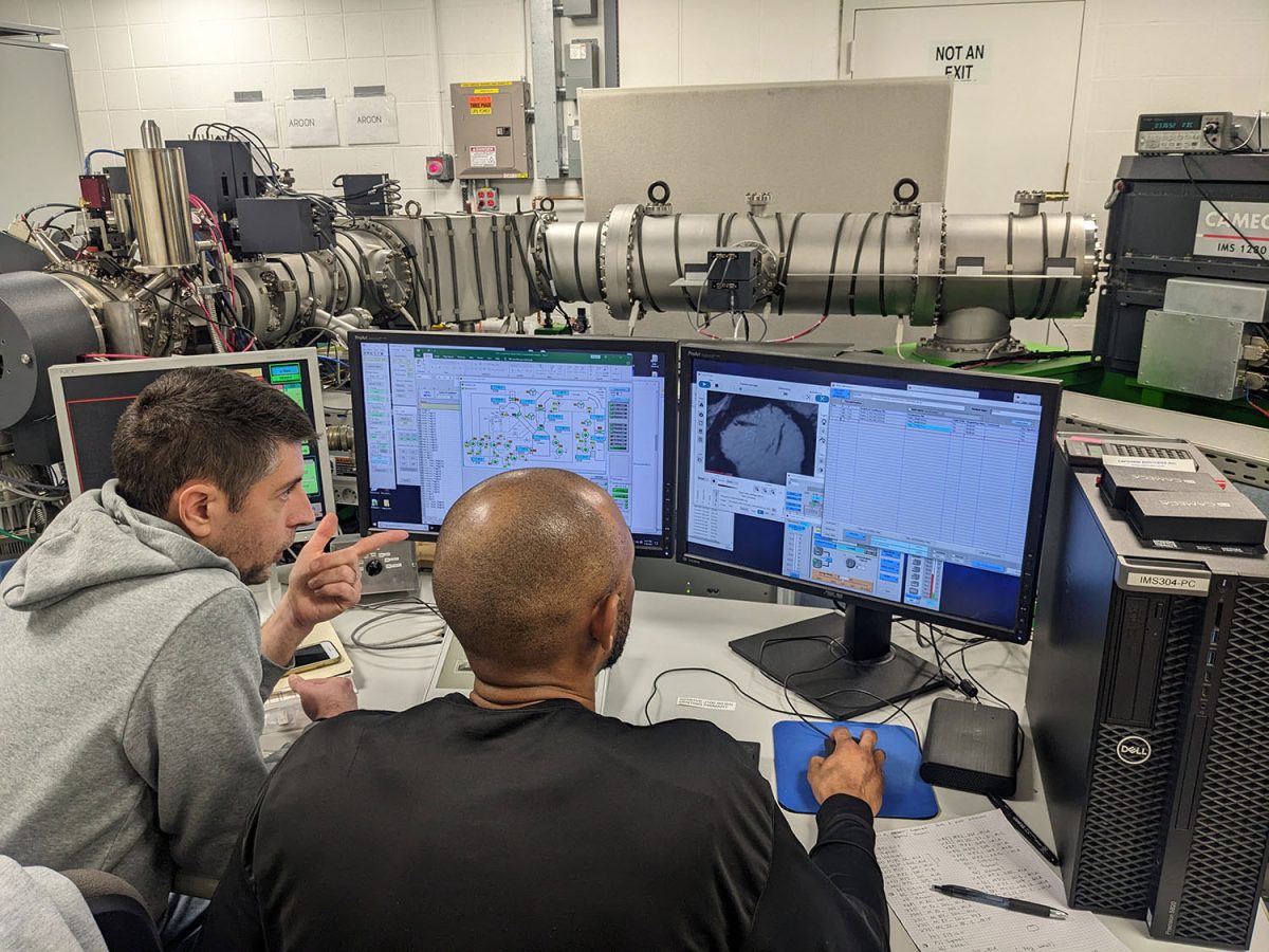 Mở ni&ecirc;m phong sau nửa thế kỷ, mẫu vật từ t&agrave;u NASA g&acirc;y sốc - Ảnh 2.