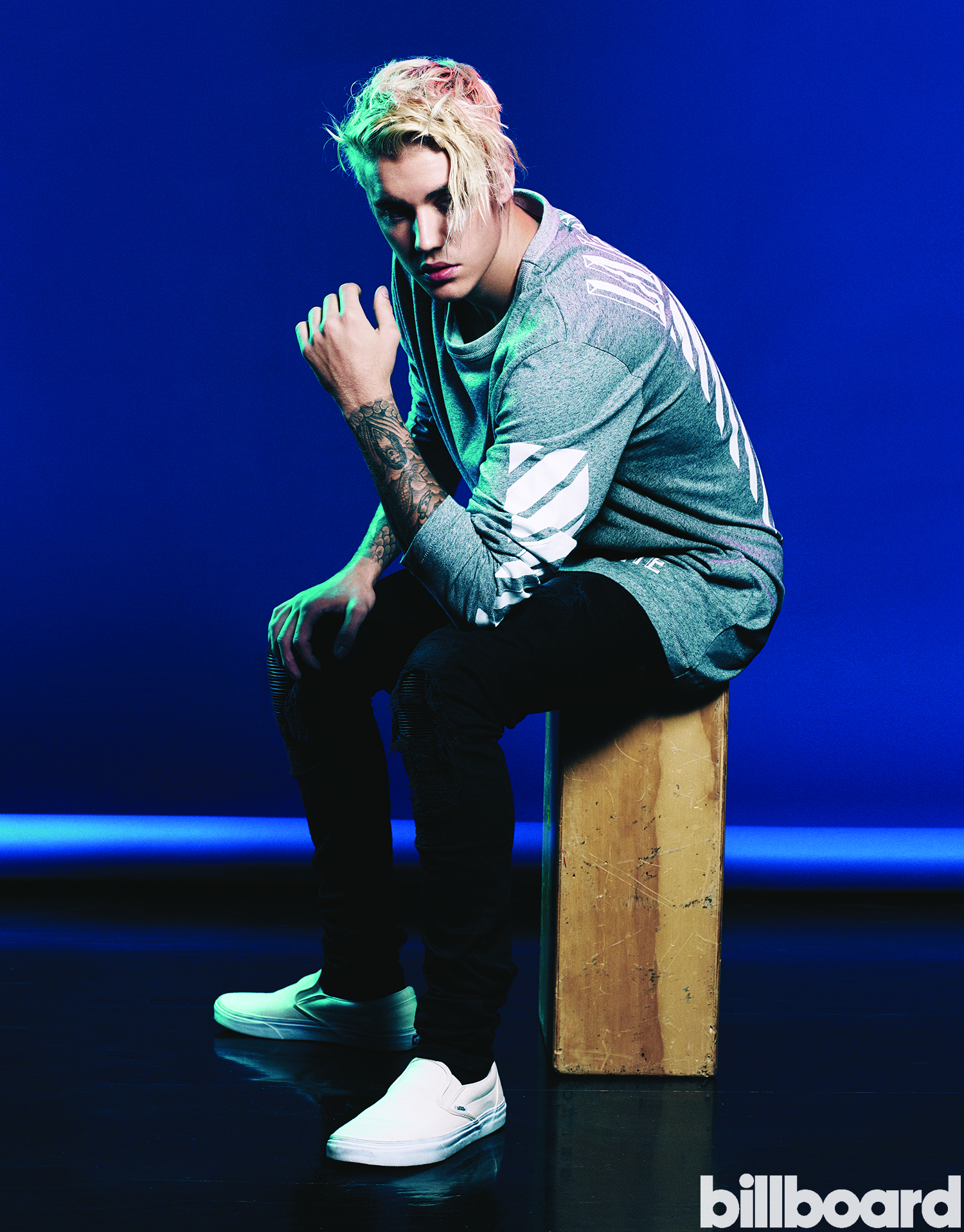 Nam ca sĩ say xỉn đến mức kh&ocirc;ng thể đứng vững, h&aacute;t qu&ecirc;n cả lời nhưng giọng live th&igrave; kh&ocirc;ng điểm n&agrave;o ch&ecirc;- Ảnh 3.