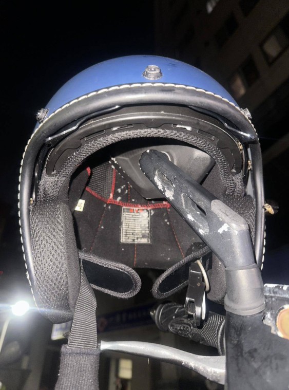 Treo mũ bảo hiểm qua đêm, người phụ nữ "lạnh sống lưng" khi phát hiện thứ đang động đậy bên trong - Ảnh 3.