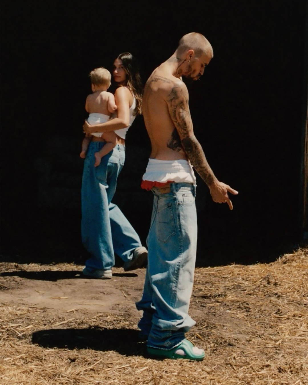 Nam ca sĩ say xỉn đến mức kh&ocirc;ng thể đứng vững, h&aacute;t qu&ecirc;n cả lời nhưng giọng live th&igrave; kh&ocirc;ng điểm n&agrave;o ch&ecirc;- Ảnh 5.