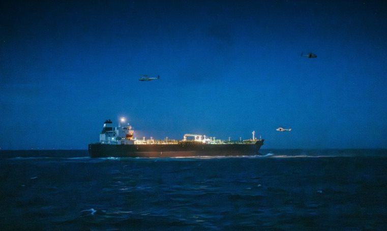 &Ocirc;ng lớn Trung Quốc vừa tuy&ecirc;n bố chưa c&oacute; kế hoạch mua h&agrave;ng, Iran lập tức t&igrave;m được kh&aacute;ch h&agrave;ng chốt đơn 5 triệu th&ugrave;ng dầu th&ocirc; - Ảnh 1.