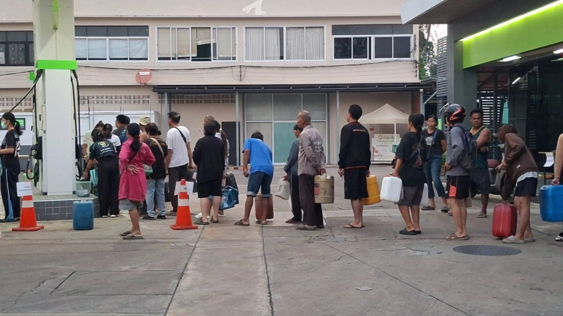 Khủng hoảng nhi&ecirc;n liệu: Người d&acirc;n xếp h&agrave;ng mua xăng với can nhựa - Ảnh 6.