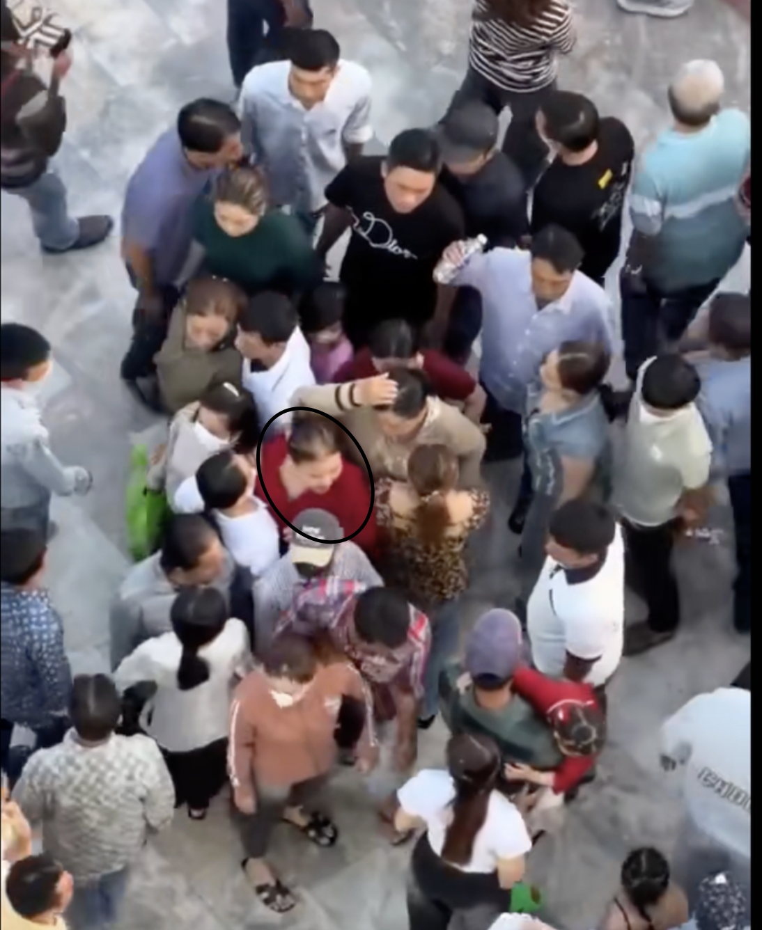 VIDEO: To&agrave;n cảnh vụ giật d&acirc;y chuyền tại Li&ecirc;n Hoa Bảo Th&aacute;p - Ảnh 4.