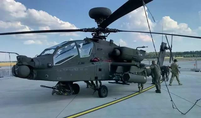 Mỹ sử dụng AH - 64 Apache và A - 10 đối phó Iran tại eo biển Hormuz năm 2026 - Ảnh 1.