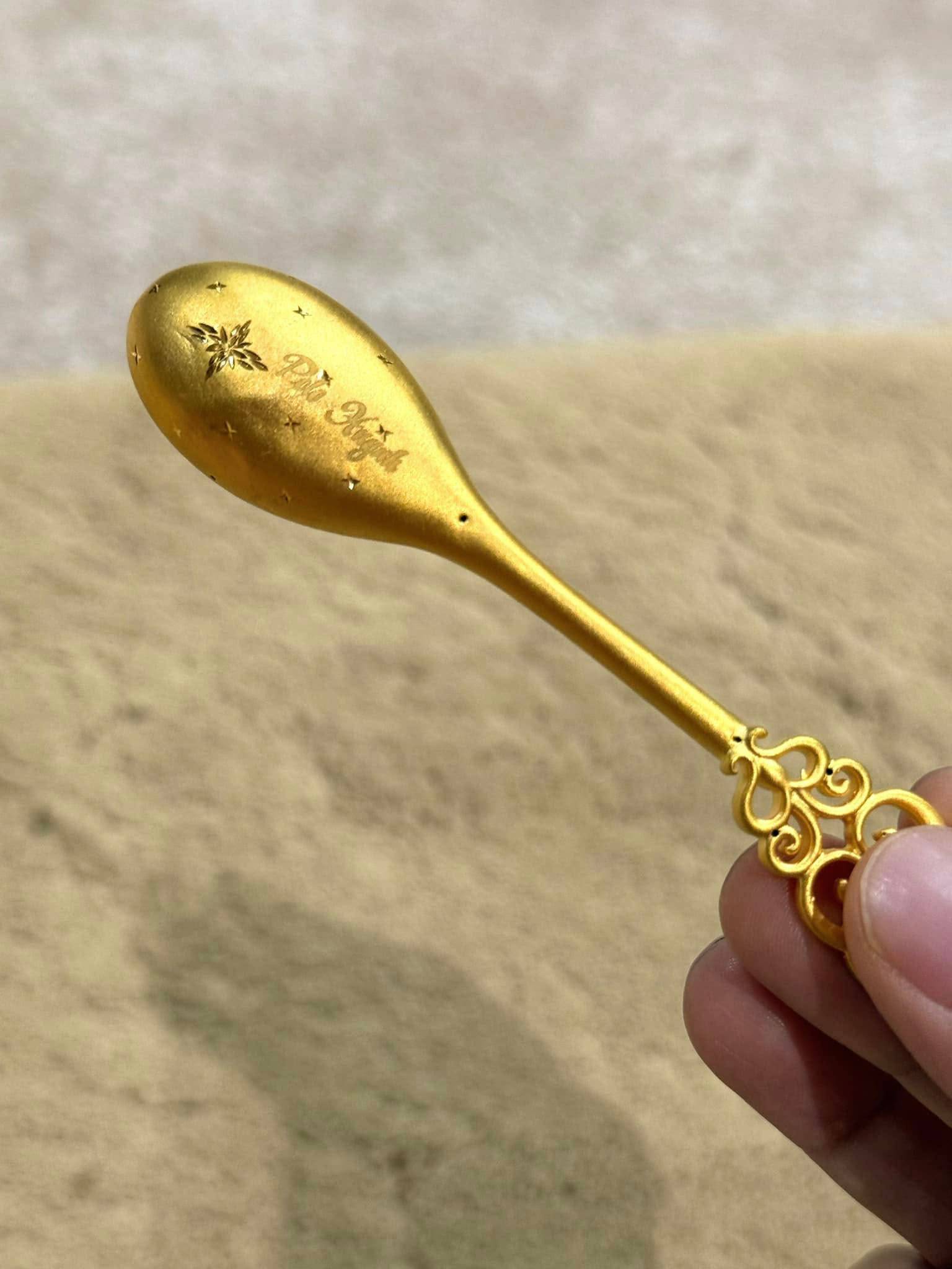 B&aacute;t, đũa, th&igrave;a v&agrave;ng khắc t&ecirc;n ch&iacute;nh chủ của "&ocirc;ng ho&agrave;ng nhạc Việt" - Ảnh 3.