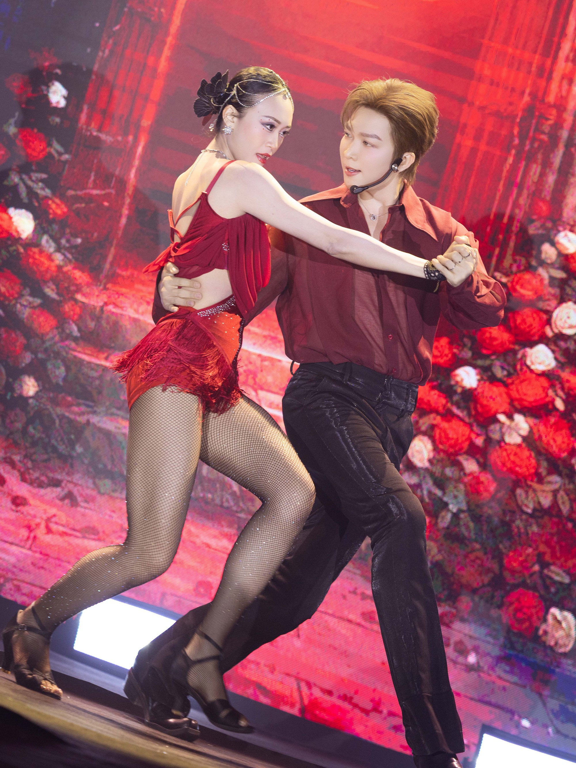 Tăng Ph&uacute;c h&eacute; lộ sự thật sau m&agrave;n nhảy tango đi&ecirc;u luyện, n&oacute;ng bỏng - Ảnh 4.