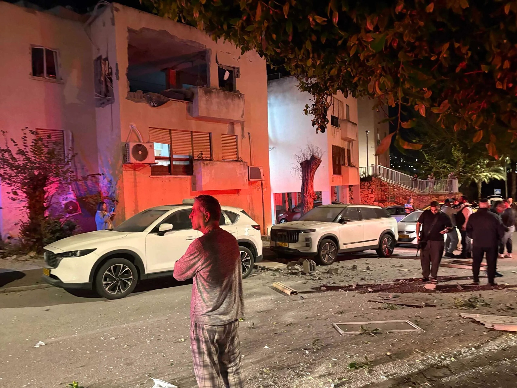 Quốc hội Israel bỏ họp để tr&uacute; ẩn, Iran tuy&ecirc;n bố dội t&ecirc;n lửa nhiều căn cứ Mỹ v&agrave; c&ograve;n "bất ngờ lớn" - Ảnh 1.