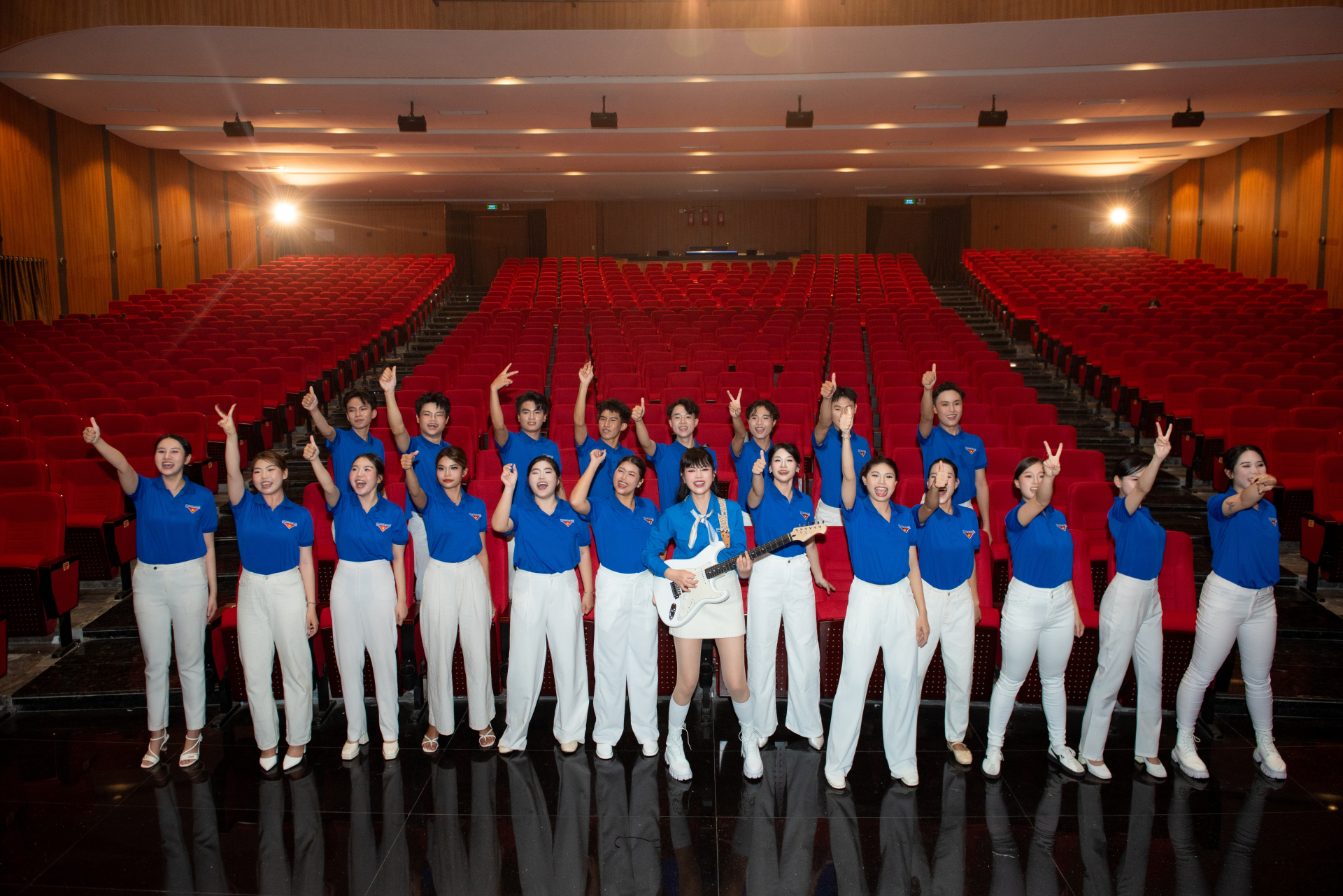 Nguyễn Duy&ecirc;n Quỳnh bắt tay nhạc sĩ Nguyễn Văn Chung, lan tỏa năng lượng t&iacute;ch cực trong "Thanh ni&ecirc;n Việt" - Ảnh 3.