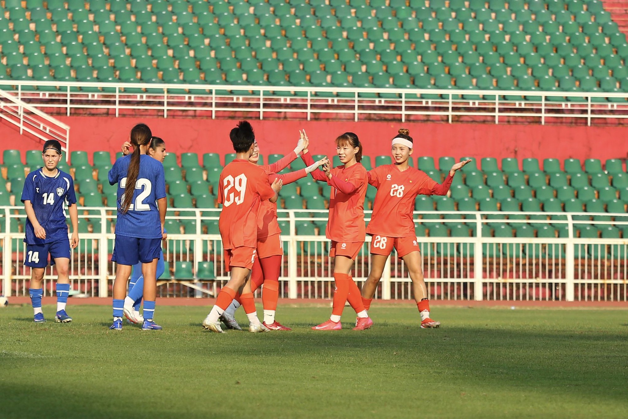 Tấn c&ocirc;ng mạnh mẽ, tuyển Việt Nam thắng đậm 4-0 trước Uzbekistan - Ảnh 1.