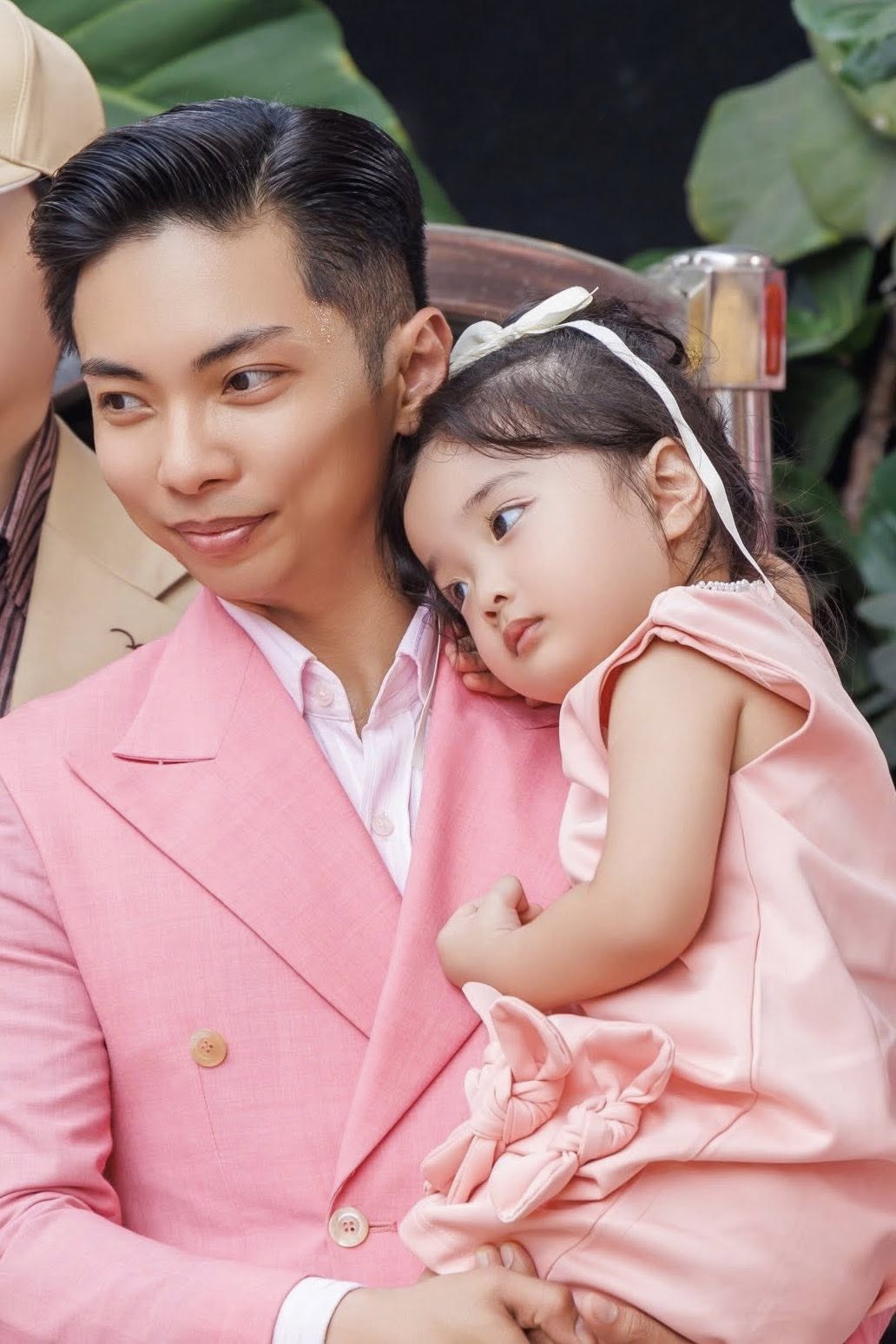 Lisa nh&agrave; Kh&aacute;nh Thi - Phan Hiển "đốn tim" với loạt ảnh xinh y&ecirc;u như b&uacute;p b&ecirc; sống, ai nh&igrave;n cũng m&ecirc;  - Ảnh 5.