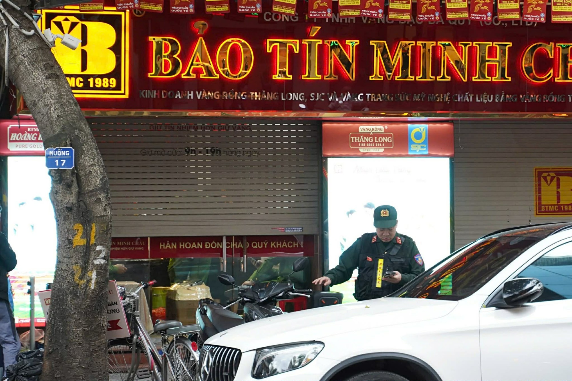 Cửa h&agrave;ng v&agrave;ng của Bảo T&iacute;n Minh Ch&acirc;u đột ngột đ&oacute;ng cửa, lực lượng chức năng xuất hiện - Ảnh 2.