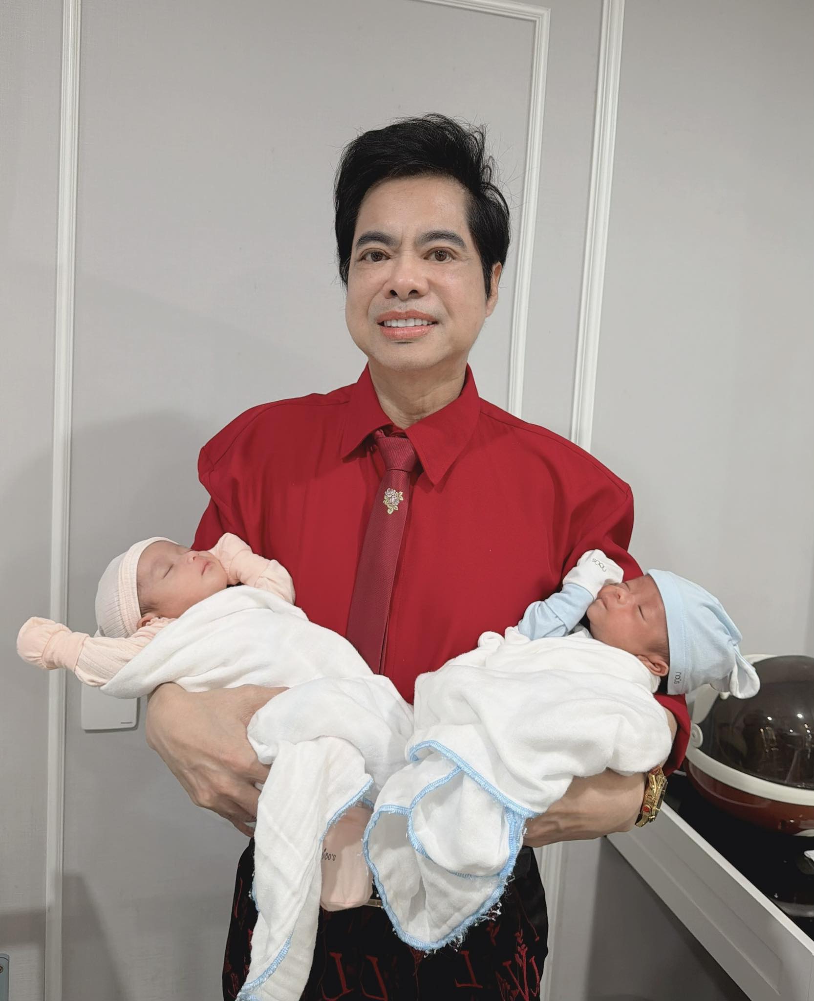 "&Ocirc;ng ho&agrave;ng nhạc sến" Ngọc Sơn khoe 2 con vừa ch&agrave;o đời, l&ecirc;n chức bố ở tuổi U60? - Ảnh 1.