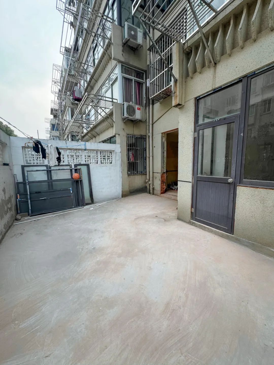 Bất chấp lời can ngăn, t&ocirc;i mua căn hộ tầng 1 cũ kỹ kh&ocirc;ng ai muốn: Sau 1 năm sống, t&ocirc;i hiểu v&igrave; sao n&oacute; bị ch&ecirc; - Ảnh 2.