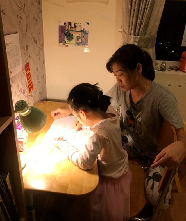 Thức khuya k&egrave;m con học, mẹ rụng t&oacute;c đến h&oacute;i cả đầu!- Ảnh 1.