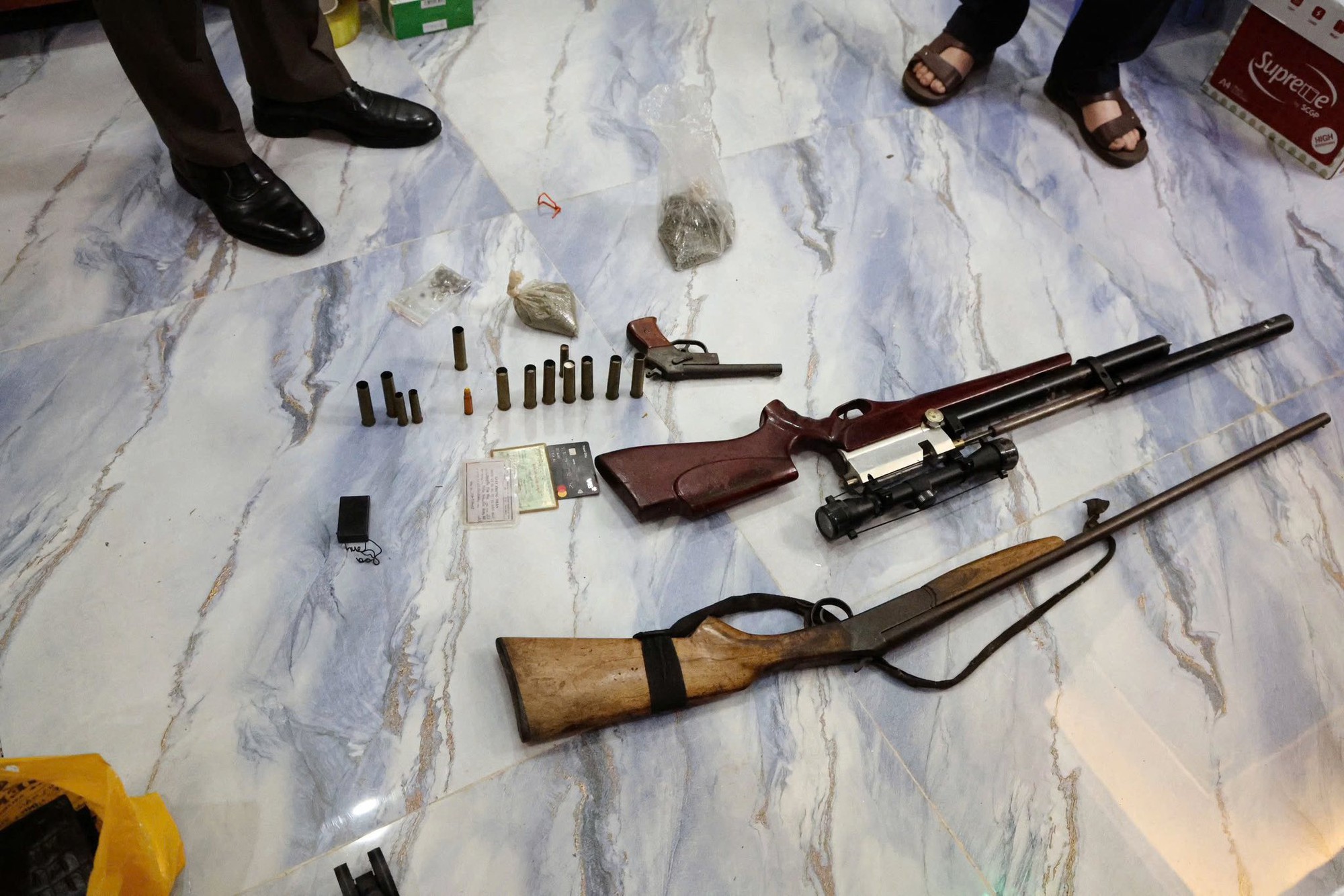 H&igrave;nh ảnh hơn 200 cảnh s&aacute;t kh&aacute;m x&eacute;t khẩn cấp 28 địa điểm, bắt nhiều gi&aacute;m đốc - Ảnh 12.