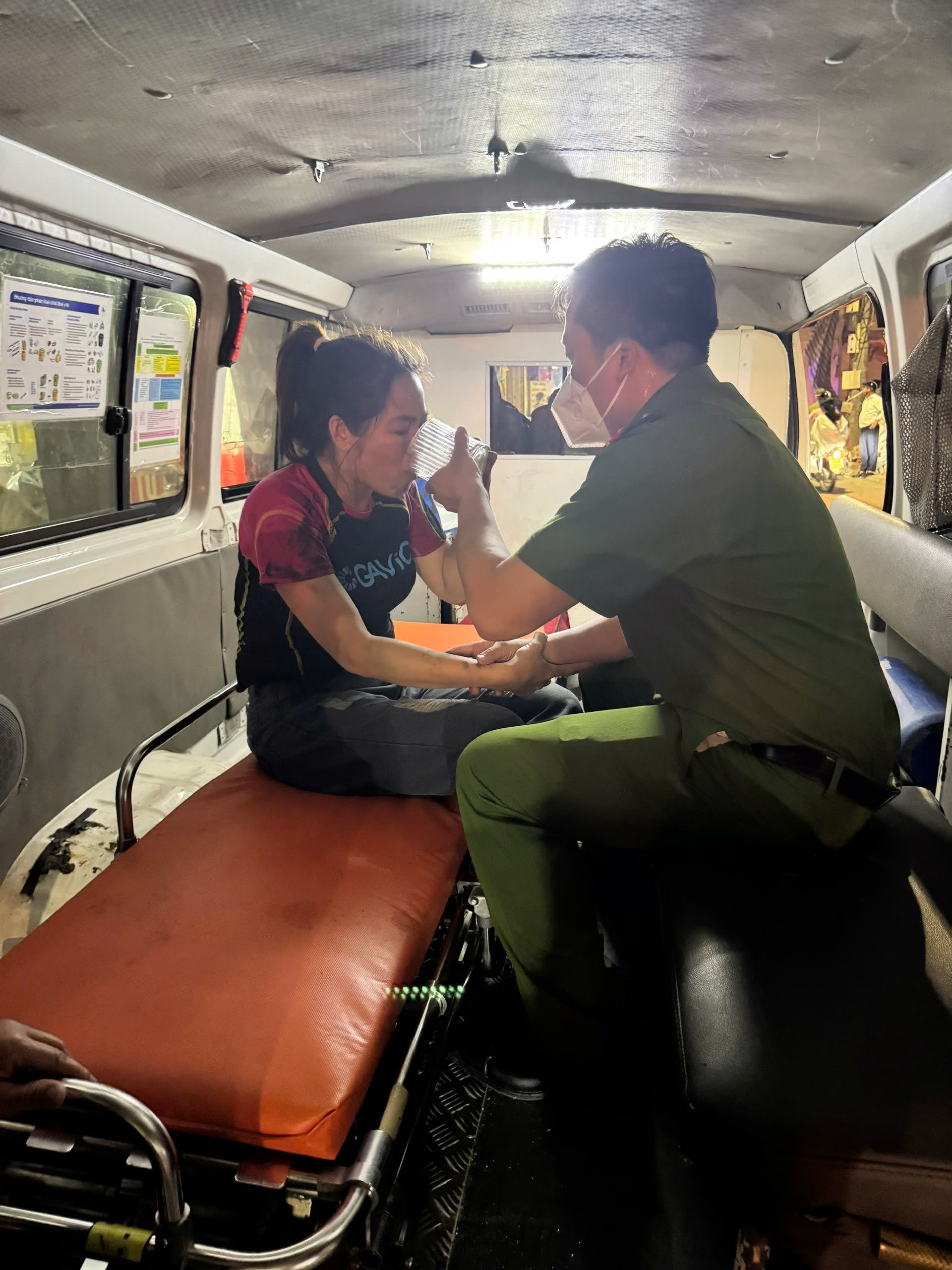 Lời kể, danh t&iacute;nh của người h&ugrave;ng ph&aacute; m&aacute;i t&ocirc;n ng&ocirc;i nh&agrave; 6 tầng lao v&agrave;o cứu người trong biển lửa - Ảnh 2.