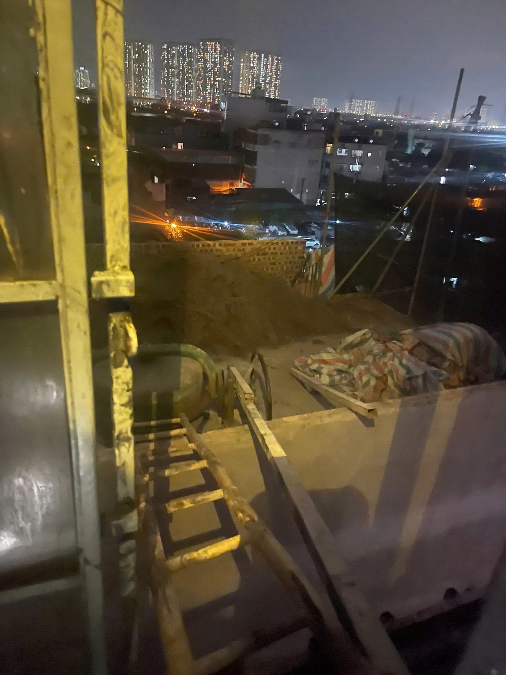 Lời kể, danh t&iacute;nh của người h&ugrave;ng ph&aacute; m&aacute;i t&ocirc;n ng&ocirc;i nh&agrave; 6 tầng lao v&agrave;o cứu người trong biển lửa - Ảnh 3.