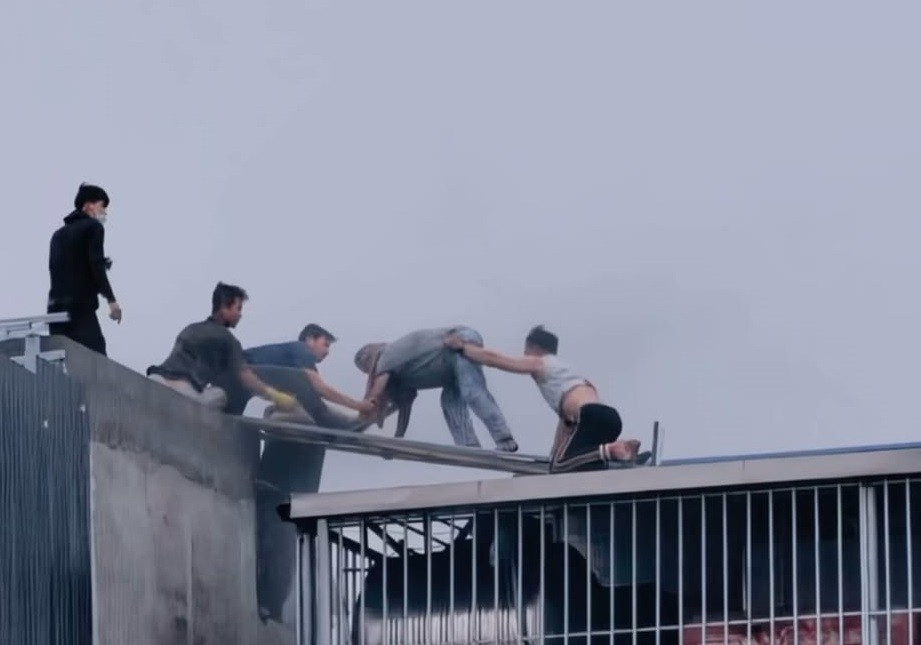 Gi&acirc;y ph&uacute;t cứu người trong vụ ch&aacute;y nh&agrave; 7 tầng tr&ecirc;n đường Lĩnh Nam - Ảnh 2.