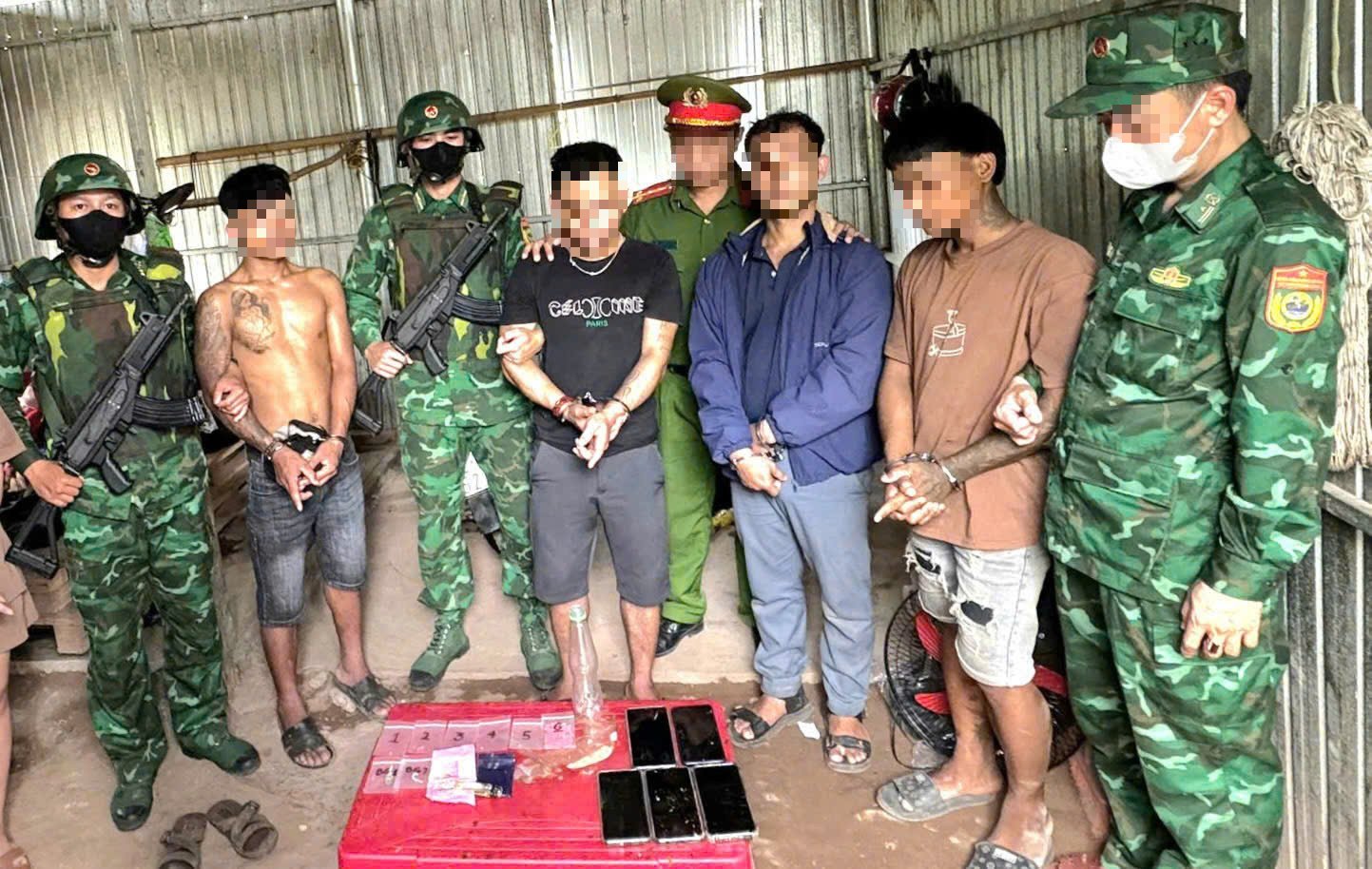 Nhiều đối tượng t&agrave;ng trữ , tổ chức sử dụng ma t&uacute;y bị bắt giữ tại Quảng Trị - Ảnh 2.