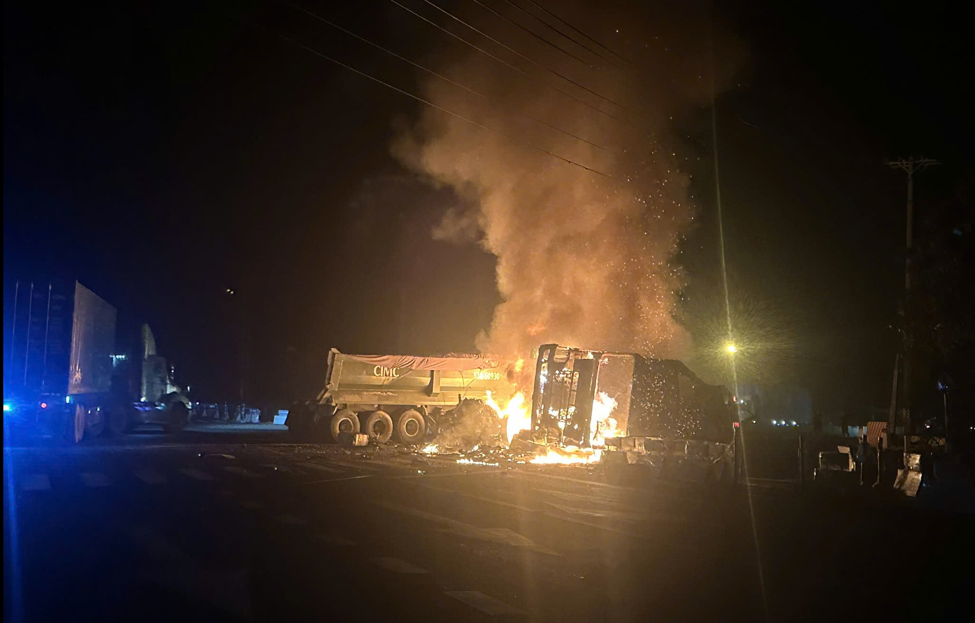 Hai xe tải ch&aacute;y ng&ugrave;n ngụt sau vụ va chạm mạnh tại TPHCM - Ảnh 1.