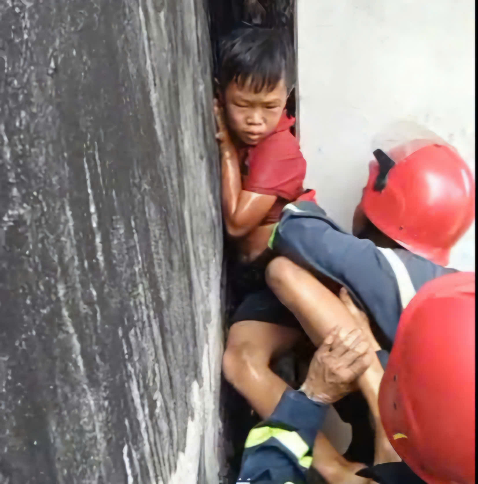 Giải cứu b&eacute; trai mắc kẹt giữa hai bức tường ở TPHCM chỉ sau 20 ph&uacute;t - Ảnh 2.
