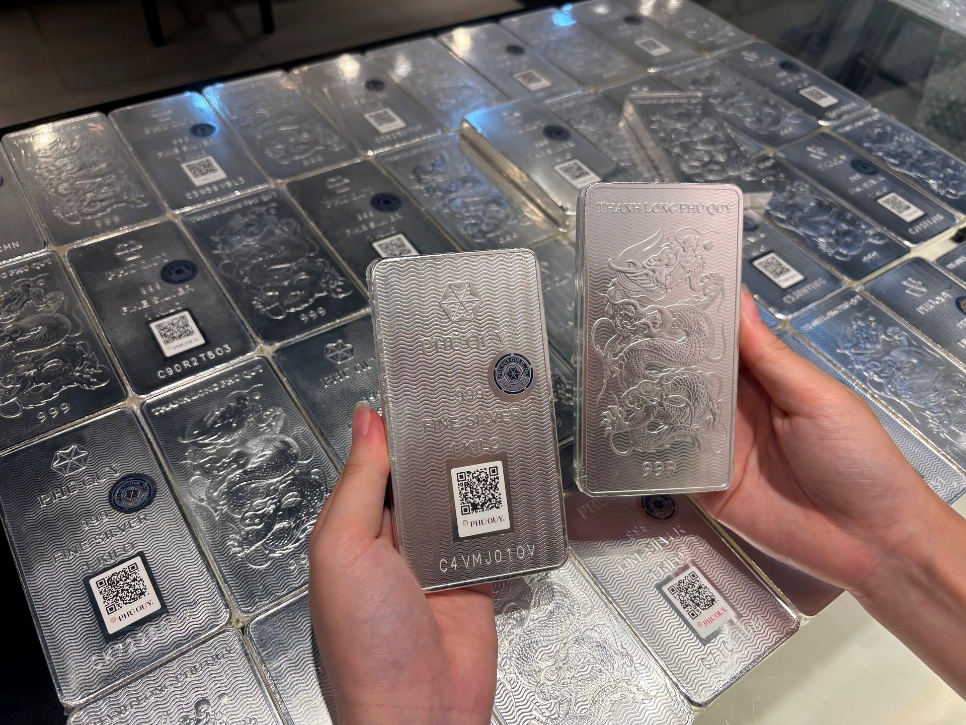 Gi&aacute; v&agrave;ng h&ocirc;m nay 25/3: V&agrave;ng SJC v&agrave; v&agrave;ng nhẫn tăng sốc, gi&aacute; bạc tiếp tục "n&oacute;ng rực" - Ảnh 3.