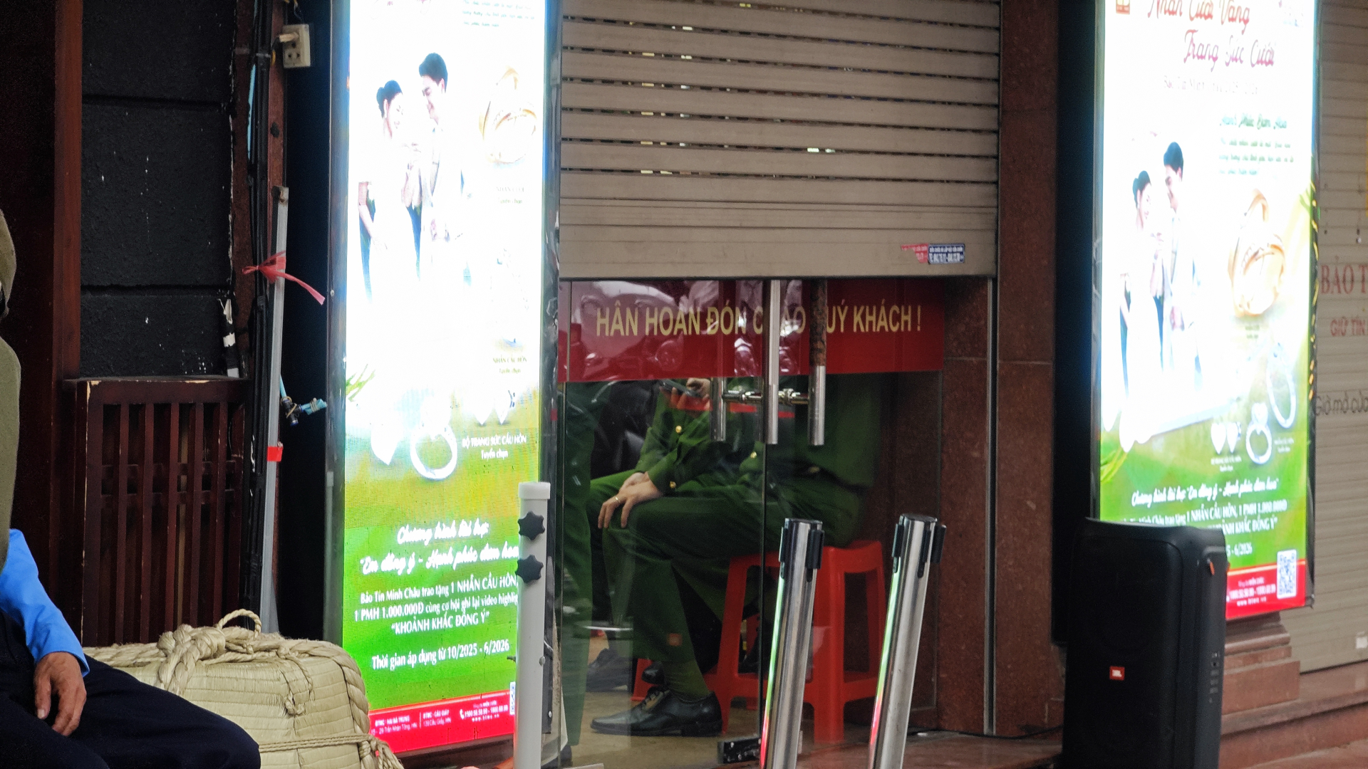 Cận cảnh cửa h&agrave;ng Bảo T&iacute;n Minh Ch&acirc;u v&agrave;o l&uacute;c n&agrave;y: Nhiều cảnh s&aacute;t xuất hiện, h&agrave;ng loạt th&ugrave;ng carton được thu giữ- Ảnh 3.