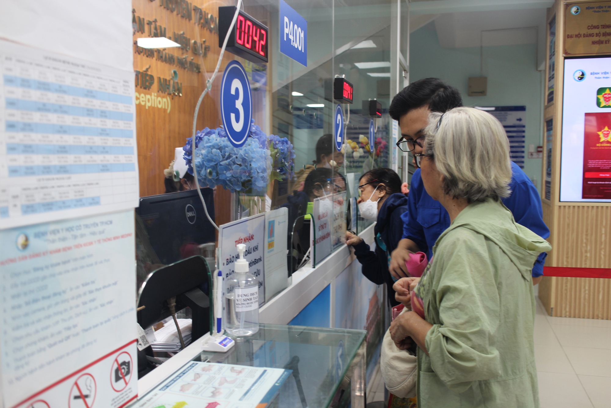 Kh&ocirc;ng được y&ecirc;u cầu nộp thẻ BHYT giấy khi &aacute;p dụng điện tử - Ảnh 1.