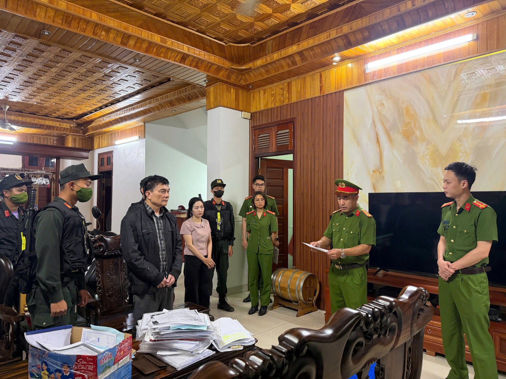 H&igrave;nh ảnh hơn 200 cảnh s&aacute;t kh&aacute;m x&eacute;t khẩn cấp 28 địa điểm, bắt nhiều gi&aacute;m đốc - Ảnh 4.