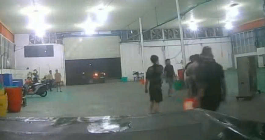 Rượt đuổi v&agrave; h&agrave;nh hung thương l&aacute;i mua sầu ri&ecirc;ng tại Đồng Th&aacute;p - Ảnh 1.