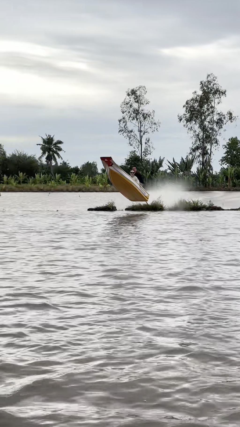 Kh&aacute;ch T&acirc;y &ocirc;m tim trước m&agrave;n l&aacute;i v&otilde; l&atilde;i đẳng cấp tại miền T&acirc;y- Ảnh 5.
