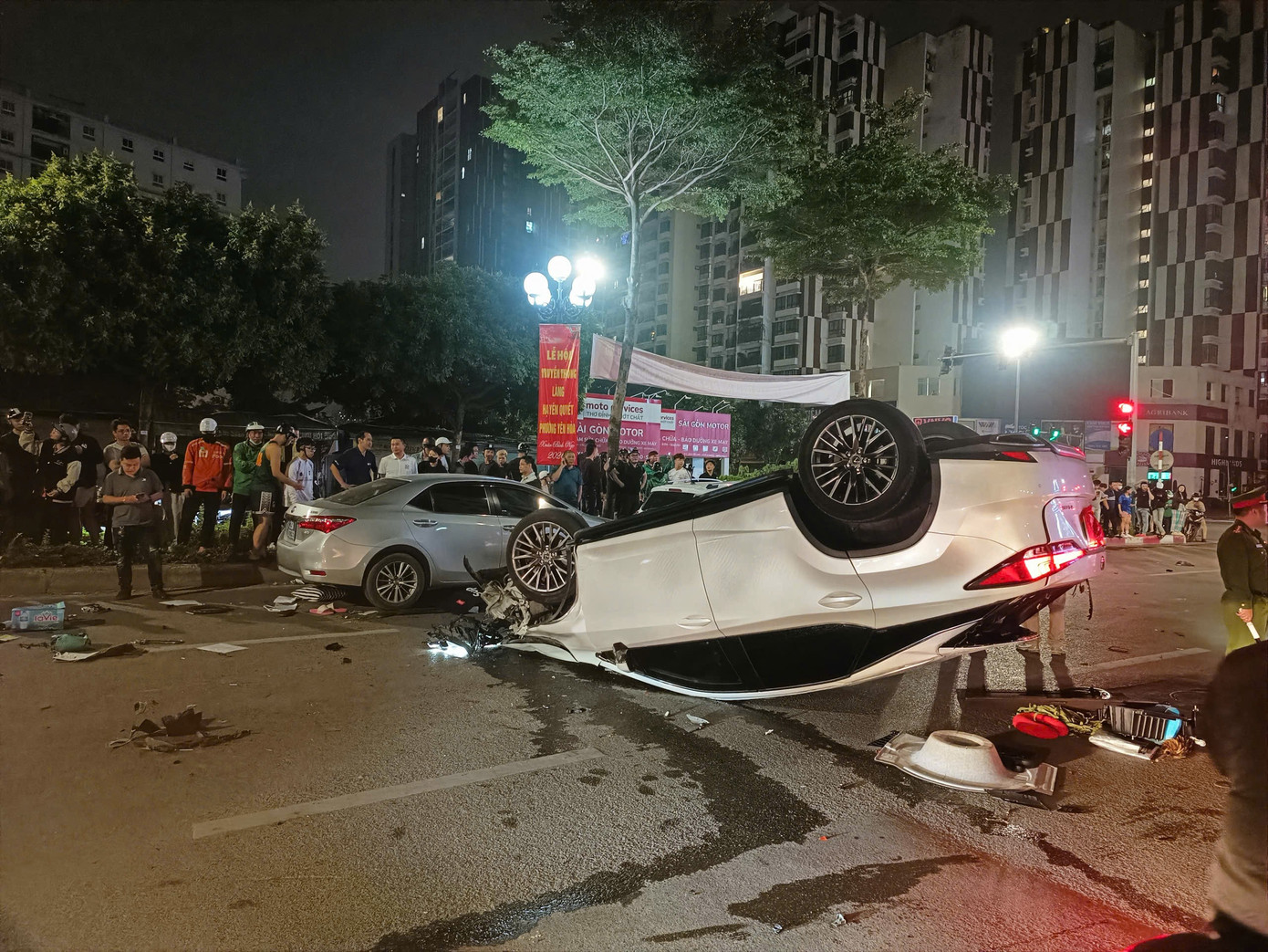 H&agrave; Nội: &Ocirc; t&ocirc; Lexus g&acirc;y tai nạn li&ecirc;n ho&agrave;n tr&ecirc;n phố Trung K&iacute;nh , 2 người bị thương - Ảnh 2.