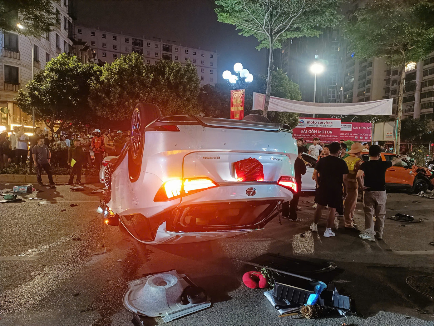 H&agrave; Nội: &Ocirc; t&ocirc; Lexus g&acirc;y tai nạn li&ecirc;n ho&agrave;n tr&ecirc;n phố Trung K&iacute;nh , 2 người bị thương - Ảnh 4.