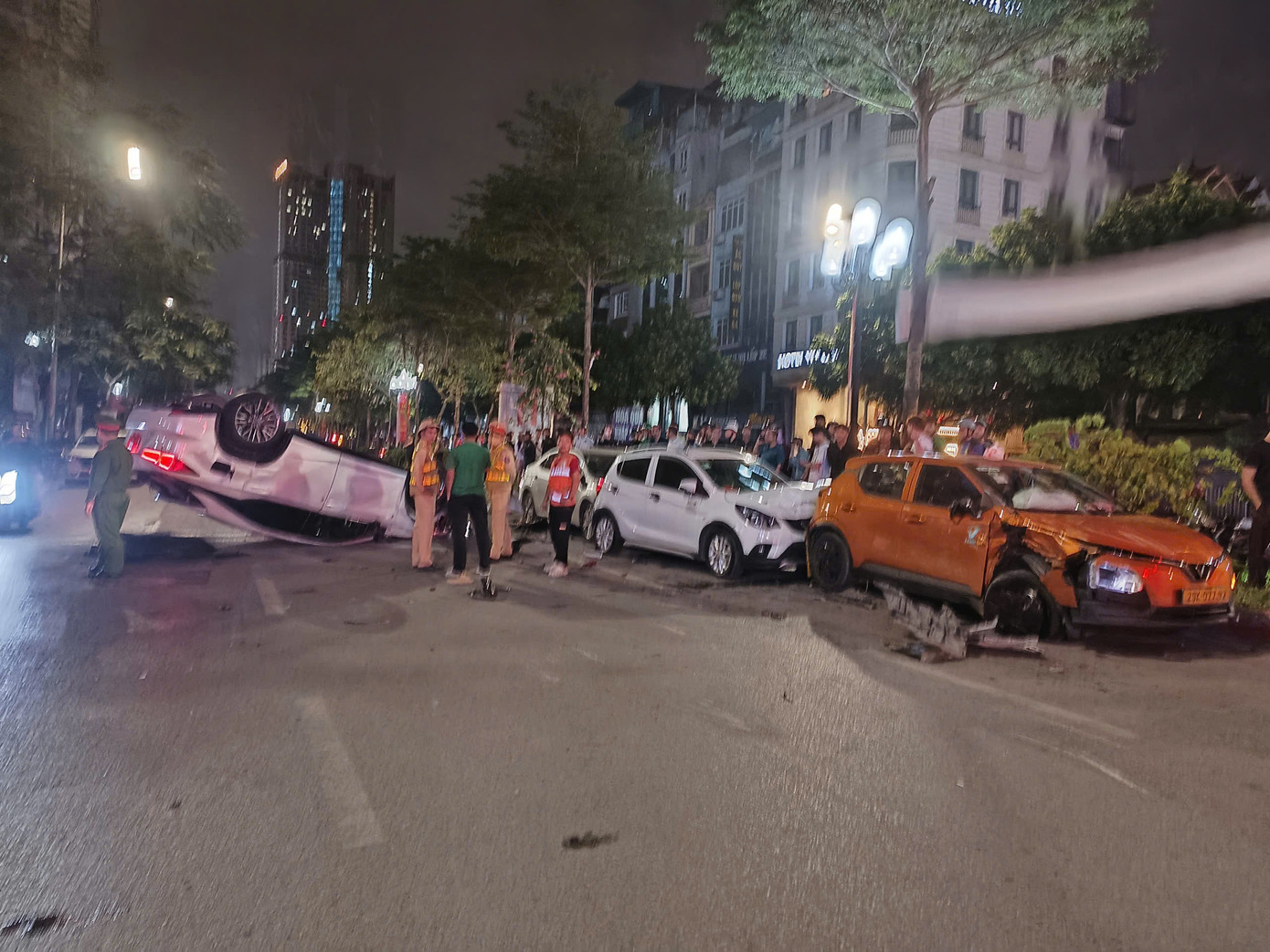 H&agrave; Nội: &Ocirc; t&ocirc; Lexus g&acirc;y tai nạn li&ecirc;n ho&agrave;n tr&ecirc;n phố Trung K&iacute;nh , 2 người bị thương - Ảnh 1.