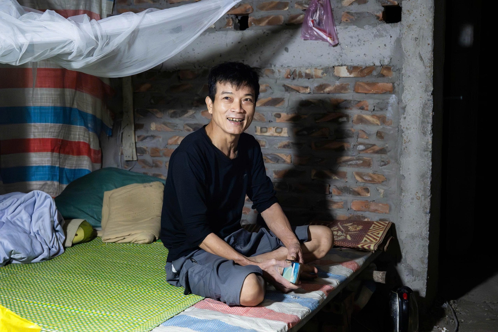 Gặp nh&oacute;m thợ x&acirc;y h&oacute;a "người h&ugrave;ng" đưa 7 người tho&aacute;t khỏi vụ ch&aacute;y tại Lĩnh Nam: &ldquo;L&uacute;c đấy cứu người tự nhi&ecirc;n thấy bớt sợ đi&rdquo;- Ảnh 7.