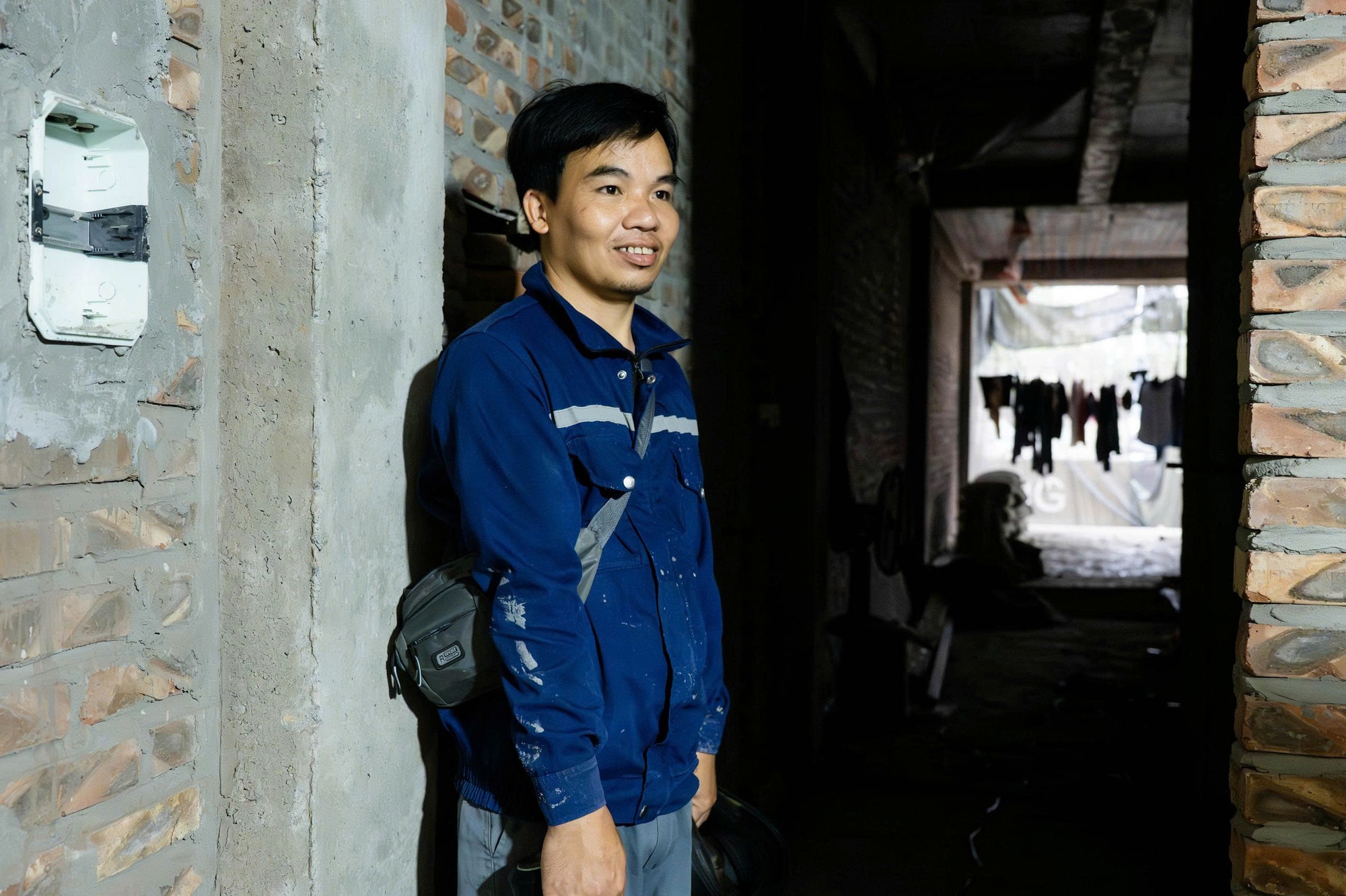 Gặp nh&oacute;m thợ x&acirc;y h&oacute;a "người h&ugrave;ng" đưa 7 người tho&aacute;t khỏi vụ ch&aacute;y tại Lĩnh Nam: &ldquo;L&uacute;c đấy cứu người tự nhi&ecirc;n thấy bớt sợ đi&rdquo;- Ảnh 6.