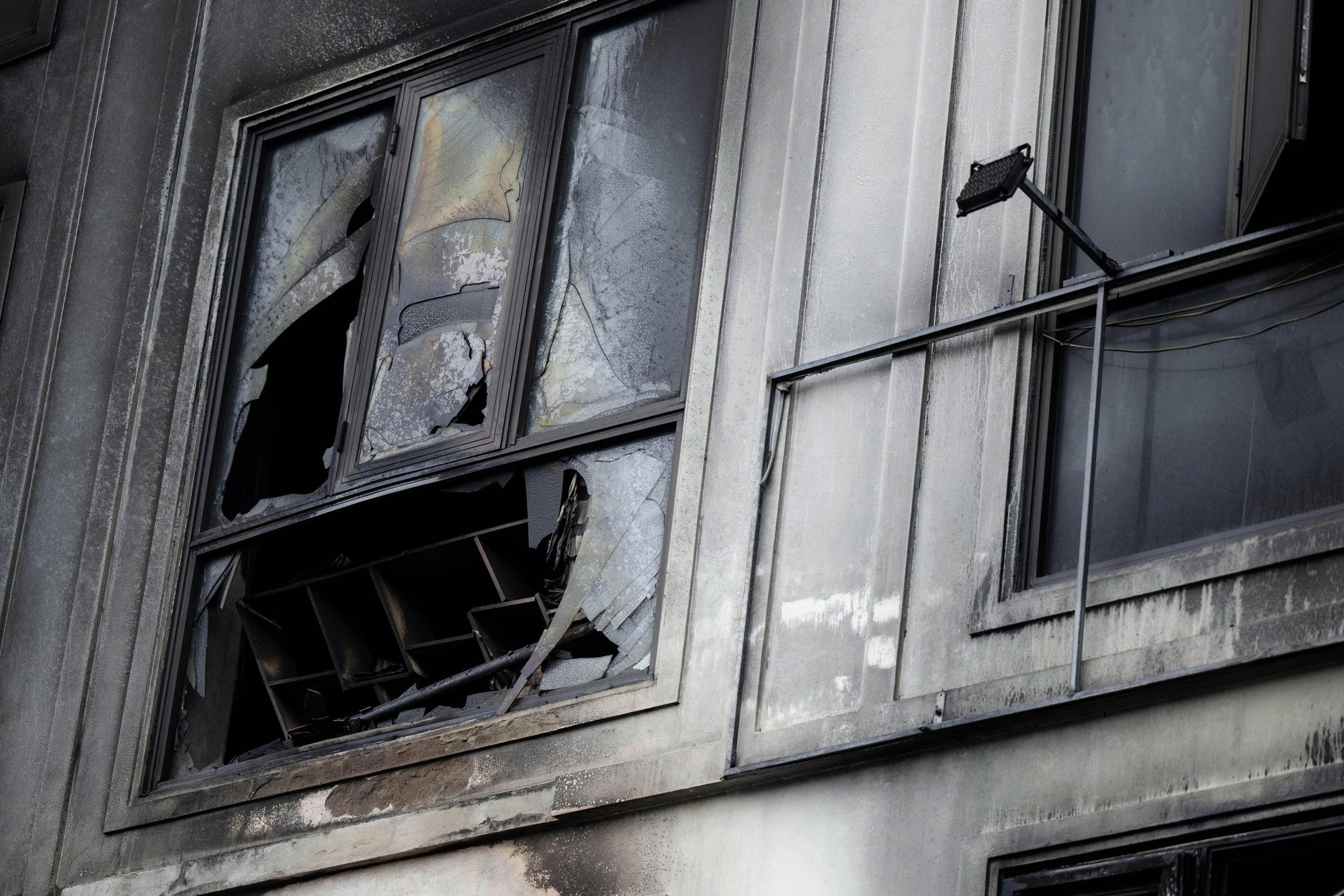 Gặp nh&oacute;m thợ x&acirc;y h&oacute;a "người h&ugrave;ng" đưa 7 người tho&aacute;t khỏi vụ ch&aacute;y tại Lĩnh Nam: &ldquo;L&uacute;c đấy cứu người tự nhi&ecirc;n thấy bớt sợ đi&rdquo;- Ảnh 4.