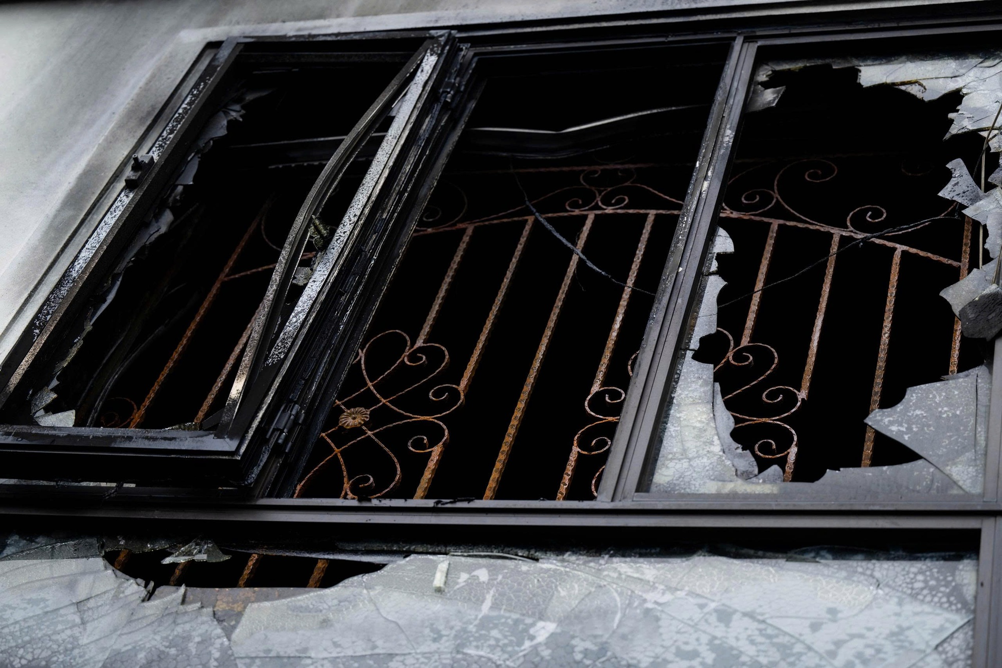 Gặp nh&oacute;m thợ x&acirc;y h&oacute;a "người h&ugrave;ng" đưa 7 người tho&aacute;t khỏi vụ ch&aacute;y tại Lĩnh Nam: &ldquo;L&uacute;c đấy cứu người tự nhi&ecirc;n thấy bớt sợ đi&rdquo;- Ảnh 3.