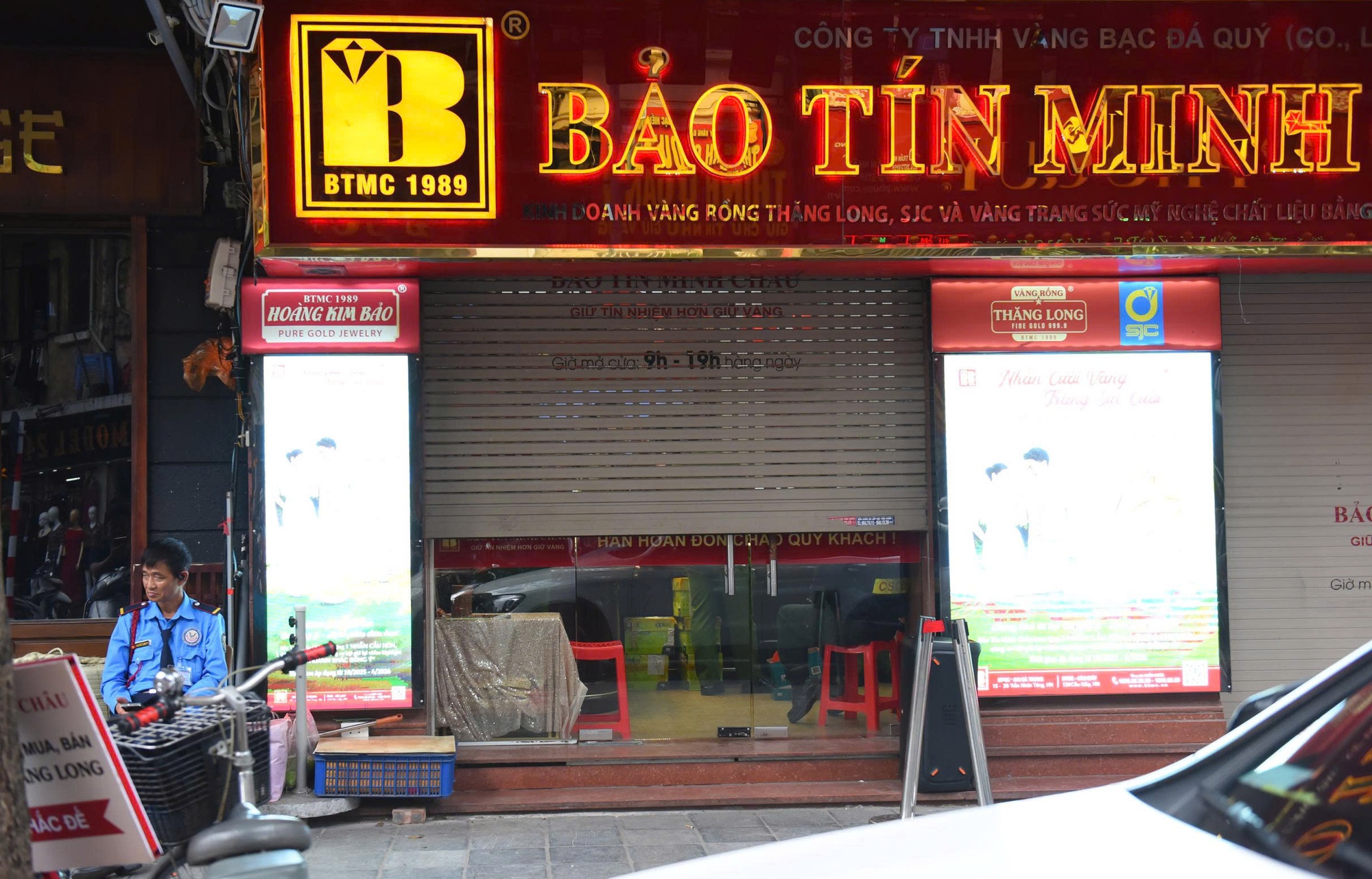 Cửa h&agrave;ng v&agrave;ng của Bảo T&iacute;n Minh Ch&acirc;u đột ngột đ&oacute;ng cửa, lực lượng chức năng xuất hiện - Ảnh 3.