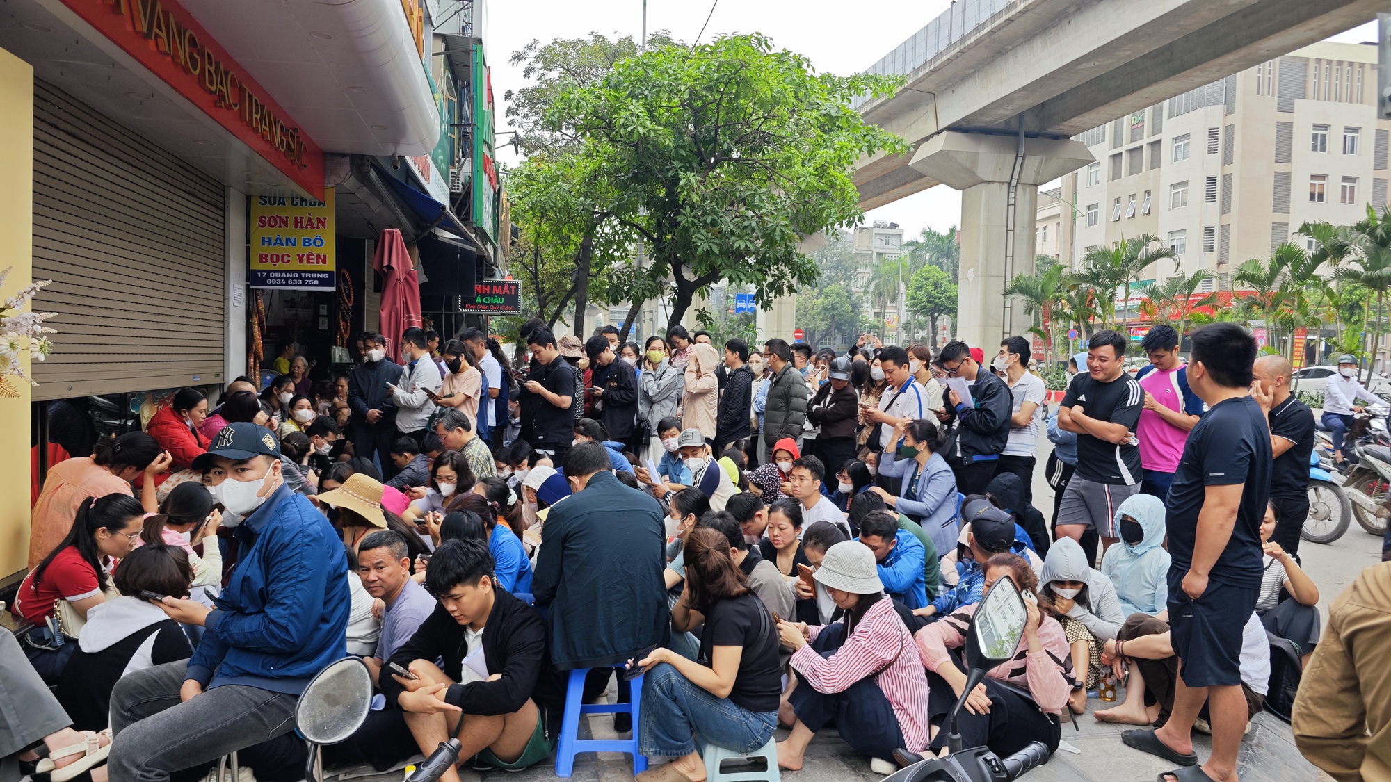 Cửa hàng vàng Bảo Tín Mạnh Hải ken đặc người xếp hàng từ 4 - 5h sáng sau loạt tin nhắn bất ngờ- Ảnh 2. Cửa hàng vàng Bảo Tín Mạnh Hải ken đặc người xếp hàng từ 4 - 5h sáng sau loạt tin nhắn bất ngờ- Ảnh 2.