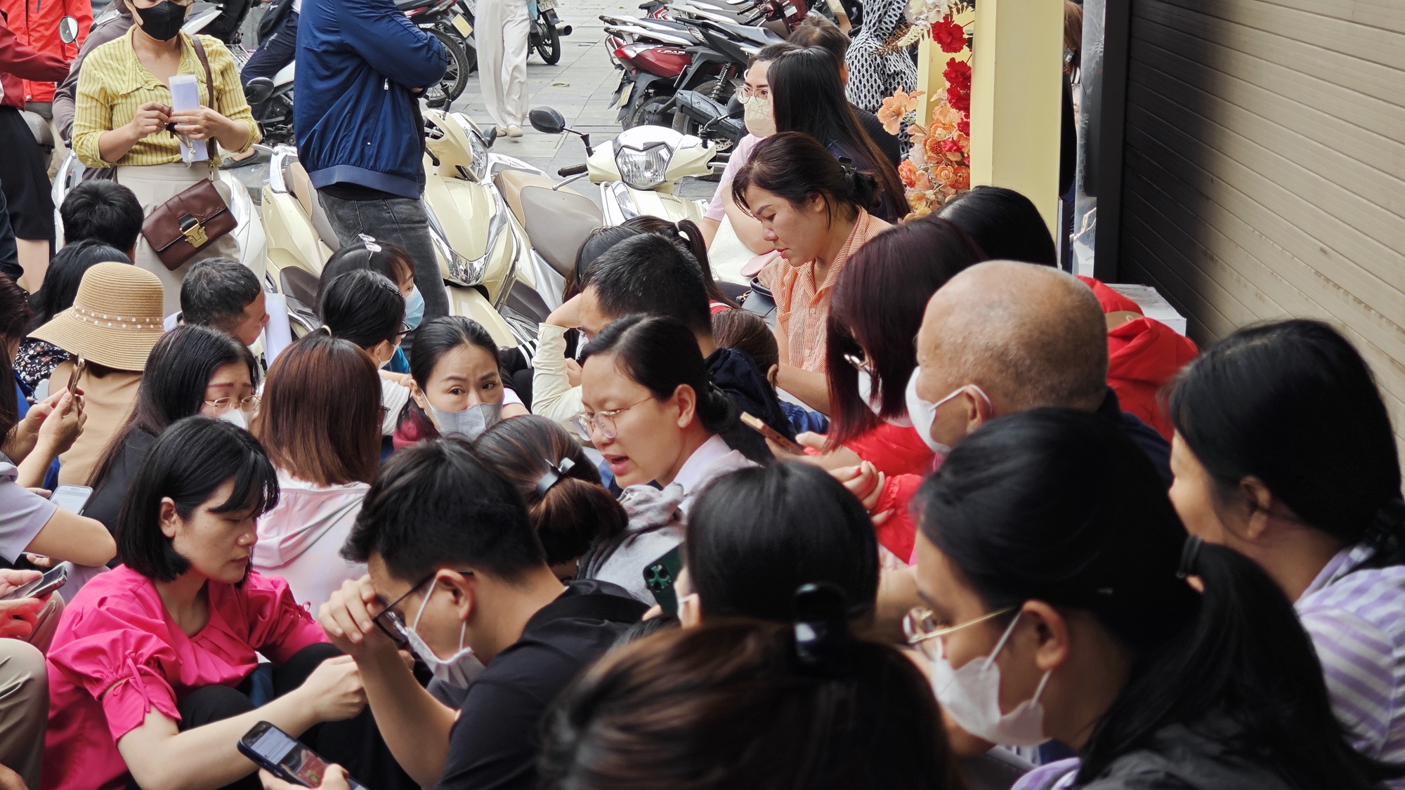 Cửa hàng vàng Bảo Tín Mạnh Hải ken đặc người xếp hàng từ 4 - 5h sáng sau loạt tin nhắn bất ngờ- Ảnh 9. Cửa hàng vàng Bảo Tín Mạnh Hải ken đặc người xếp hàng từ 4 - 5h sáng sau loạt tin nhắn bất ngờ- Ảnh 9.