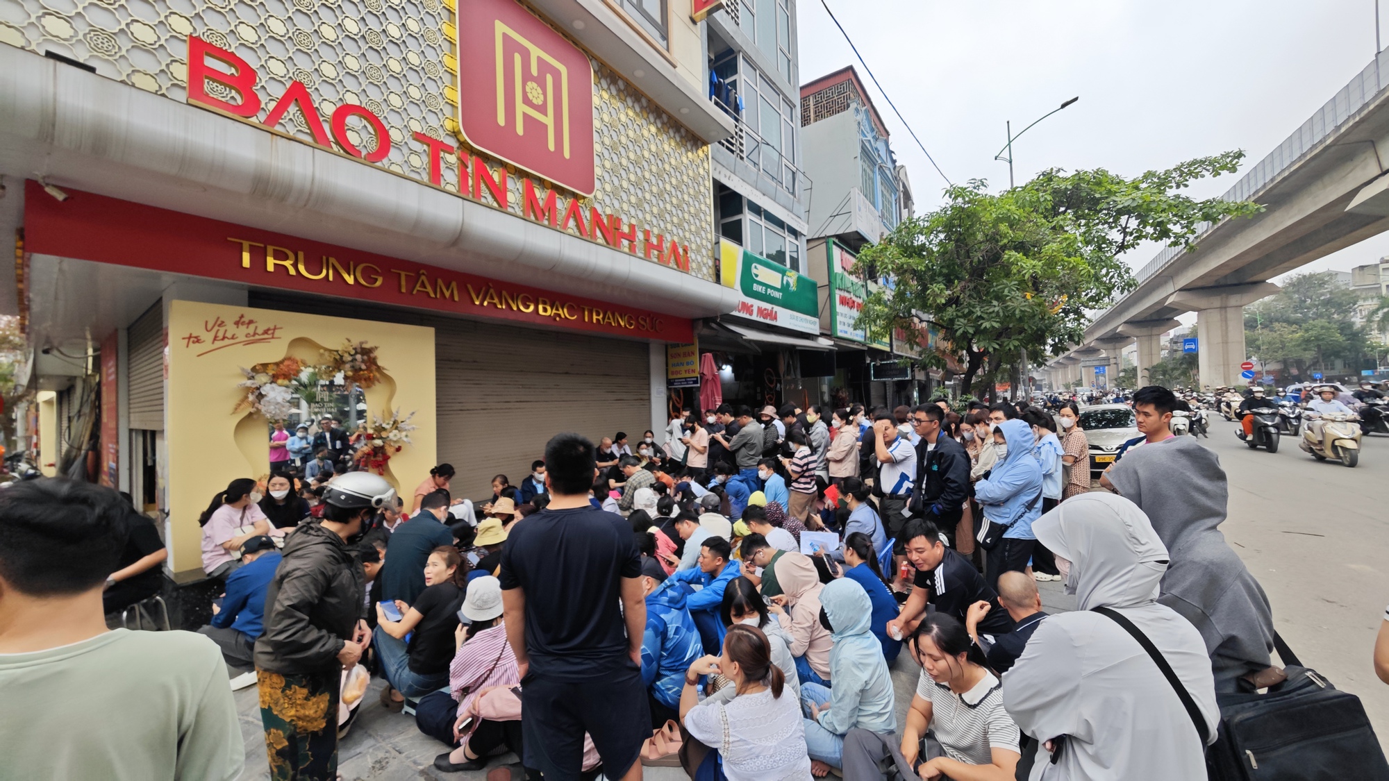 Cửa hàng vàng Bảo Tín Mạnh Hải ken đặc người xếp hàng từ 4 - 5h sáng sau loạt tin nhắn bất ngờ- Ảnh 1. Cửa hàng vàng Bảo Tín Mạnh Hải ken đặc người xếp hàng từ 4 - 5h sáng sau loạt tin nhắn bất ngờ- Ảnh 1.
