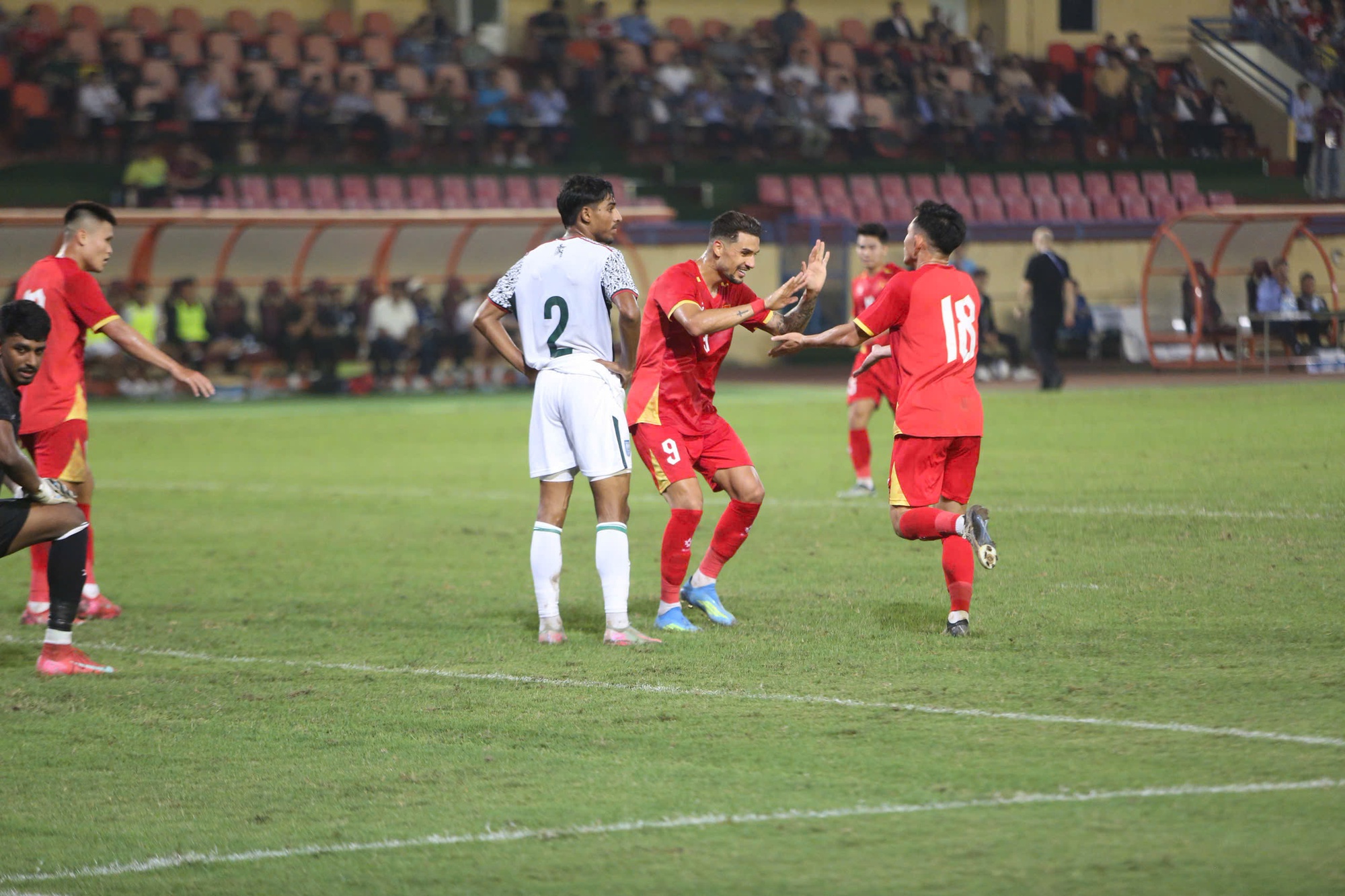 ĐT Việt Nam đại thắng Bangladesh trong ngày Hoàng Hên - Xuân Son còn chưa... son - Ảnh 2.