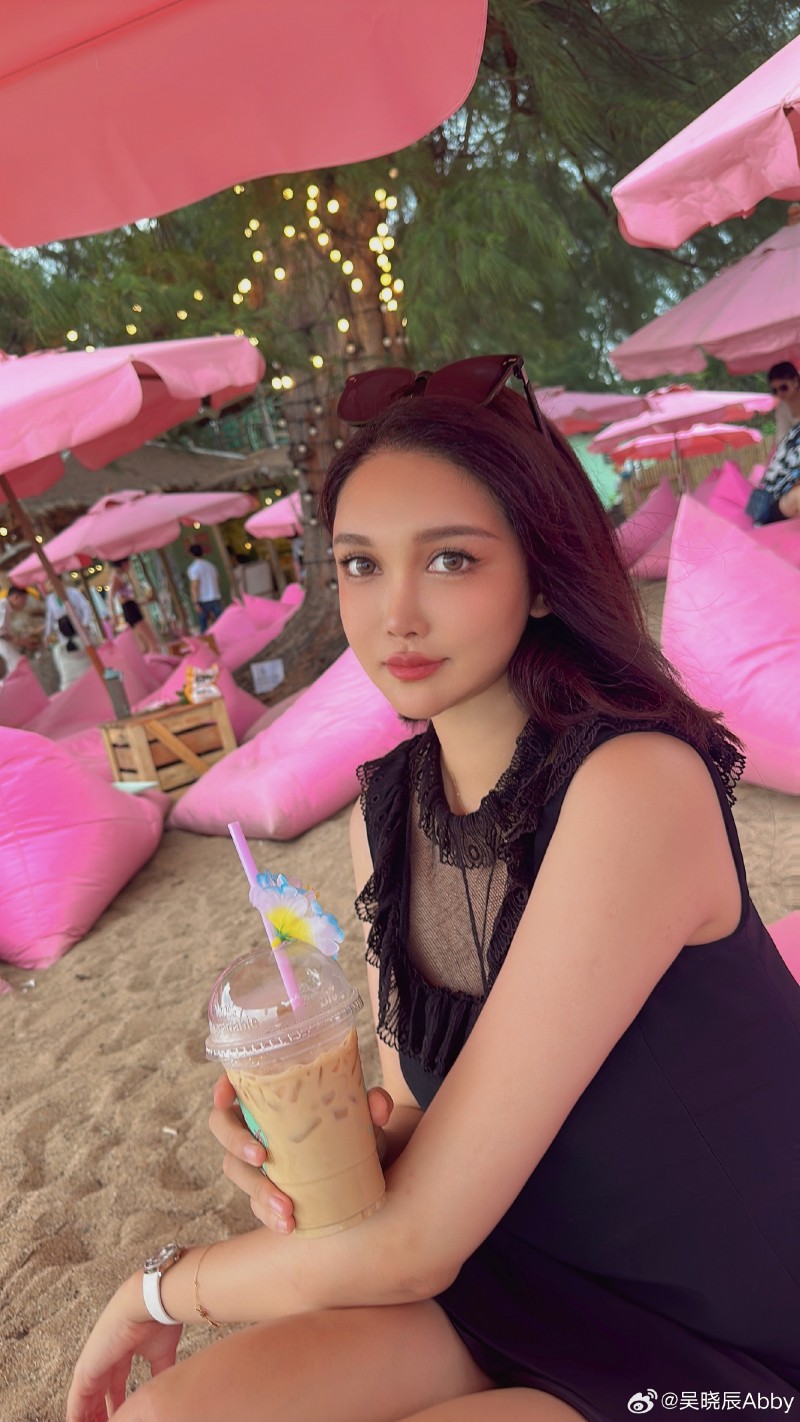 C&ocirc; g&aacute;i cao 1m80 bị &eacute;p dao k&eacute;o từ năm 14 tuổi, hơn 300 lần phẫu thuật: Gương mặt hiện tại thế n&agrave;o? - Ảnh 5.