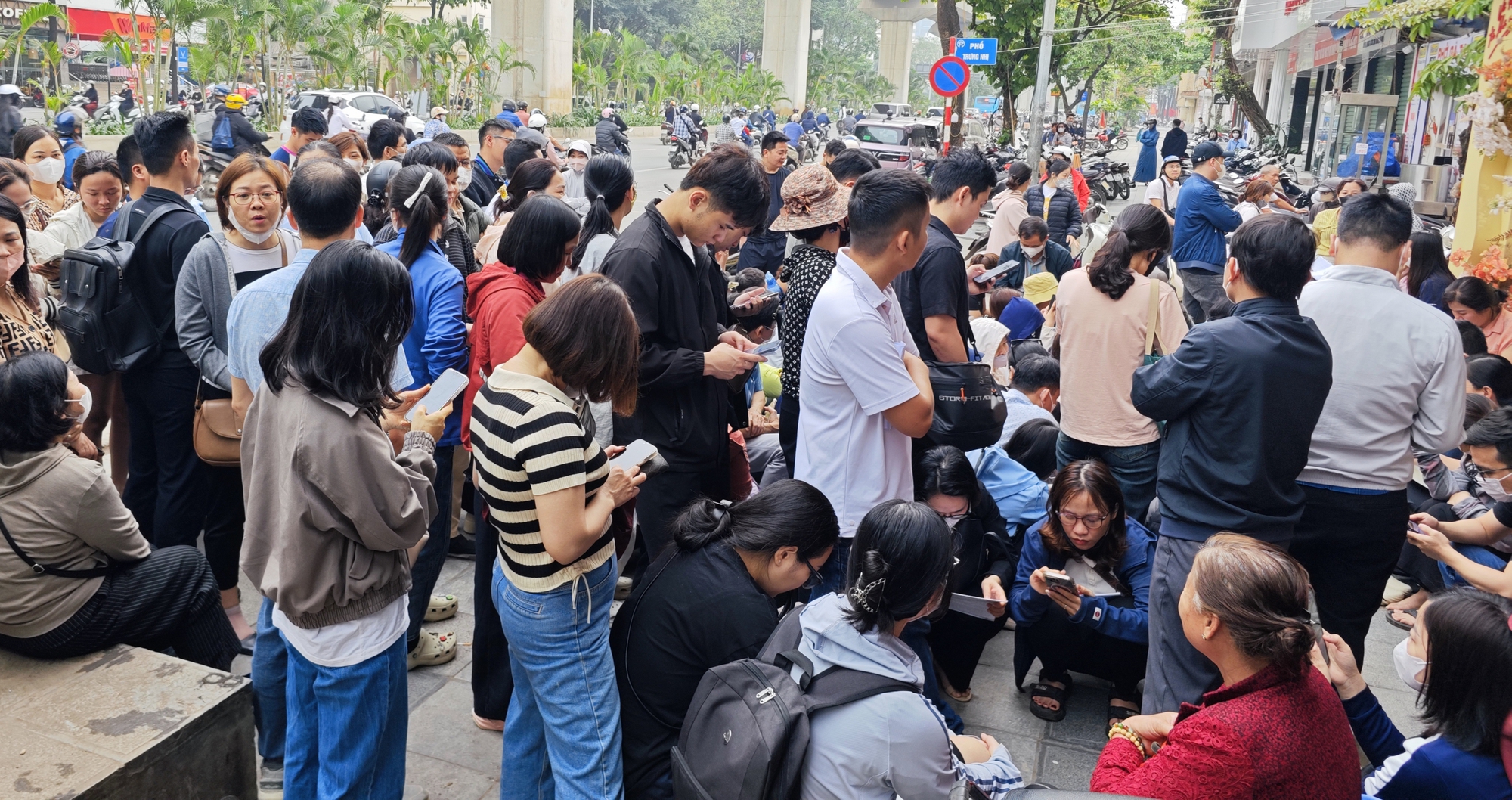 Cửa hàng vàng Bảo Tín Mạnh Hải ken đặc người xếp hàng từ 4 - 5h sáng sau loạt tin nhắn bất ngờ- Ảnh 6. Cửa hàng vàng Bảo Tín Mạnh Hải ken đặc người xếp hàng từ 4 - 5h sáng sau loạt tin nhắn bất ngờ- Ảnh 6.