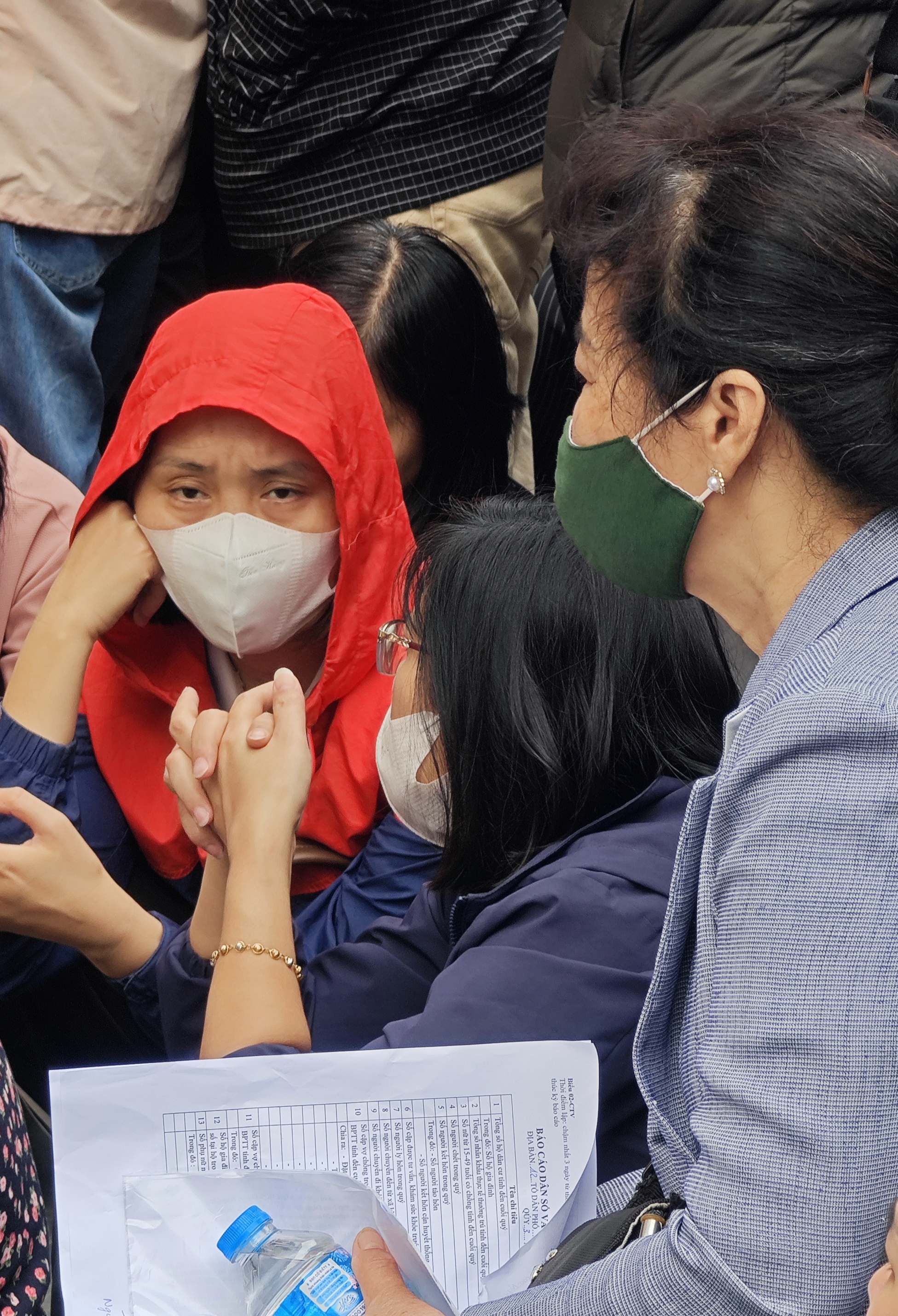 Cửa hàng vàng Bảo Tín Mạnh Hải ken đặc người xếp hàng từ 4 - 5h sáng sau loạt tin nhắn bất ngờ- Ảnh 7. Cửa hàng vàng Bảo Tín Mạnh Hải ken đặc người xếp hàng từ 4 - 5h sáng sau loạt tin nhắn bất ngờ- Ảnh 7.