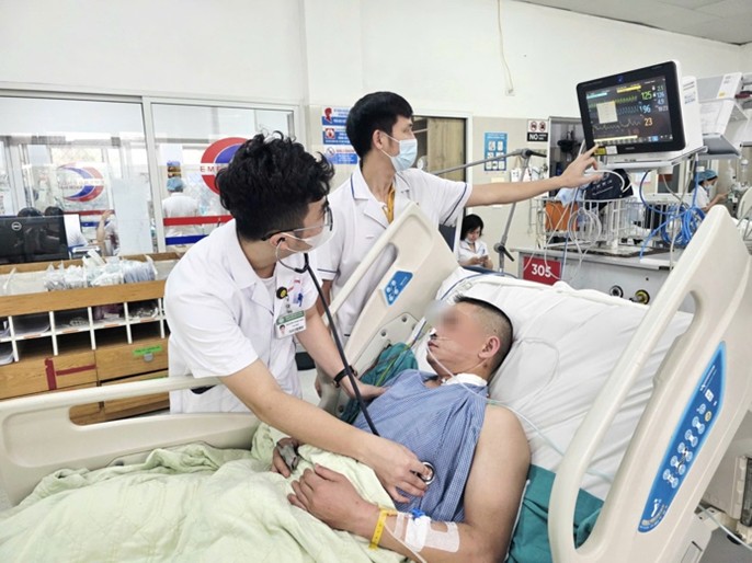 Đau ngực thoáng qua, người đàn ông 44 tuổi tự đi bộ vào viện và suýt không trở về: Cảnh báo nhồi máu cơ tim tối cấp ở người trẻ - Ảnh 2.