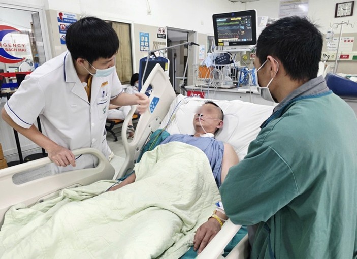 Đau ngực thoáng qua, người đàn ông 44 tuổi tự đi bộ vào viện và suýt không trở về: Cảnh báo nhồi máu cơ tim tối cấp ở người trẻ - Ảnh 1.